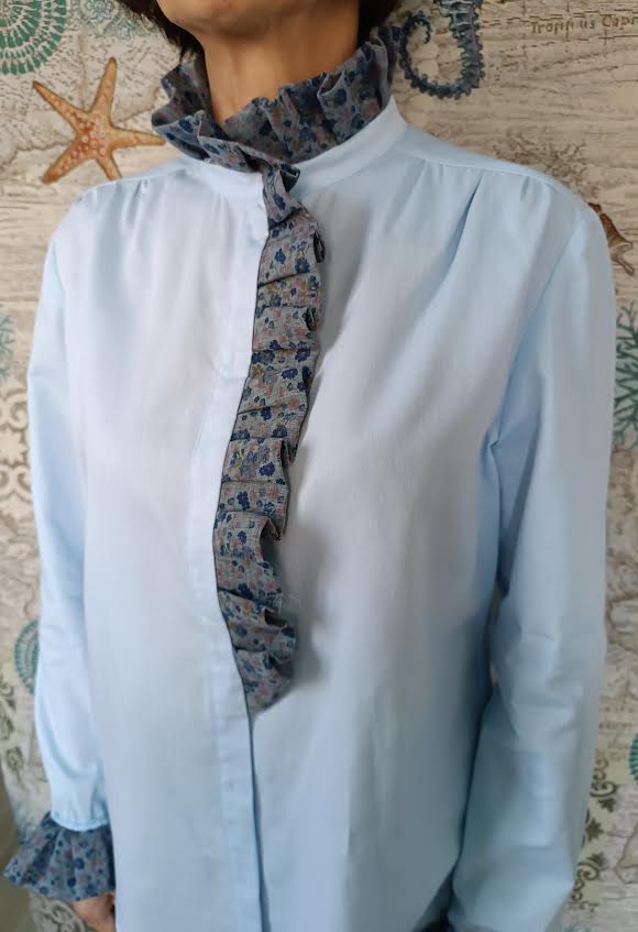 Camicia in cotone azzurro con ruches a fiorellini modello Pierrot- vista frontale  - Erresse Sartoria