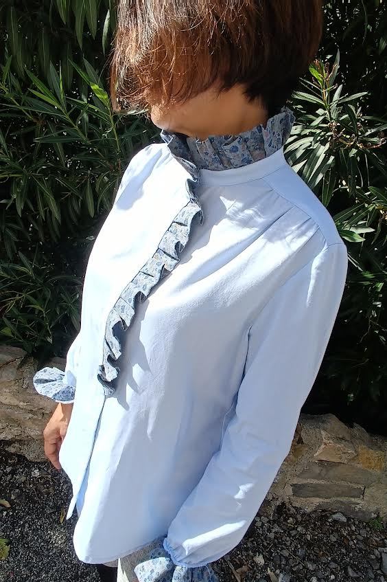 Camicia in cotone azzurro con ruches a fiorellini modello Pierrot - vista laterale 