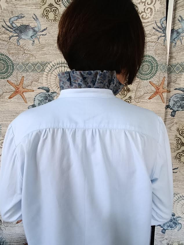 Camicia in cotone azzurro con ruches a fiorellini modello Pierrot- Vista posteriore parte alta - Erresse Sartoria