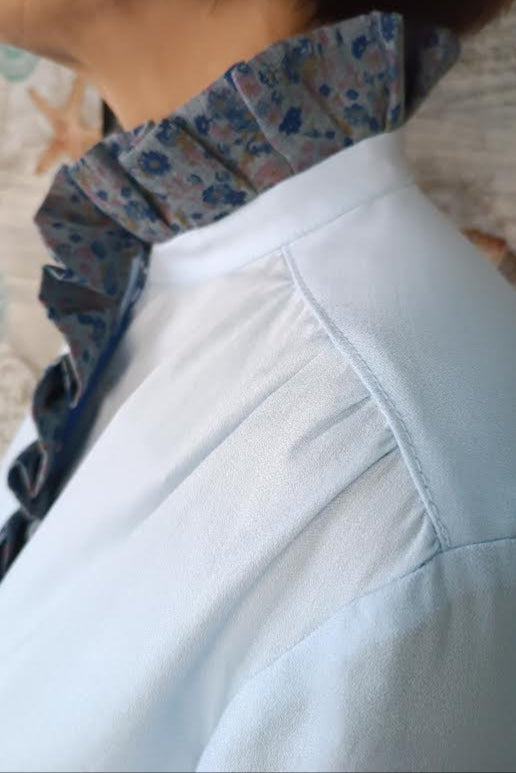 Camicia in cotone azzurro con ruches a fiorellini modello Pierrot- dettaglio collo alla coreana on ruches - Erresse Sartoria