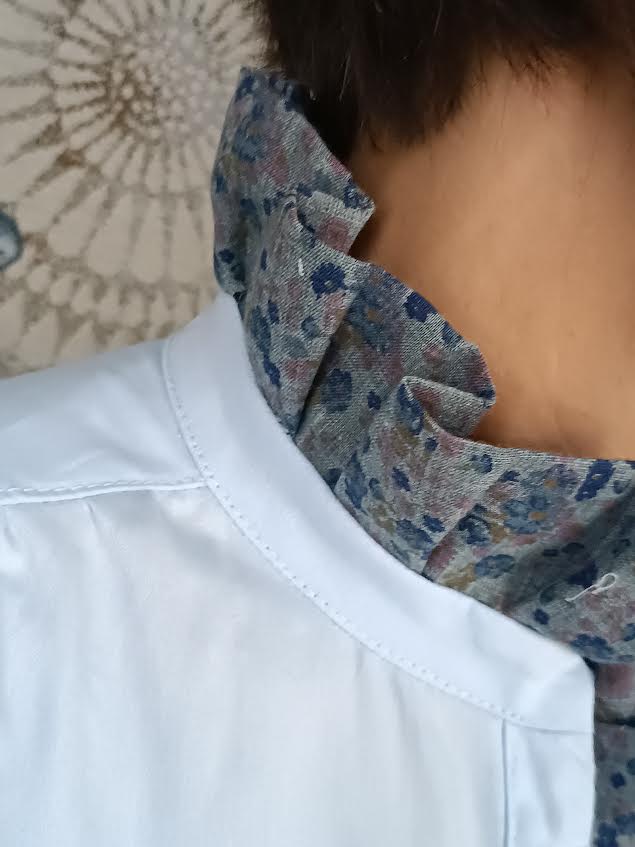 Camicia in cotone azzurro con ruches a fiorellini modello Pierrot- dettaglio ruches e scollo- Erresse Sartoria