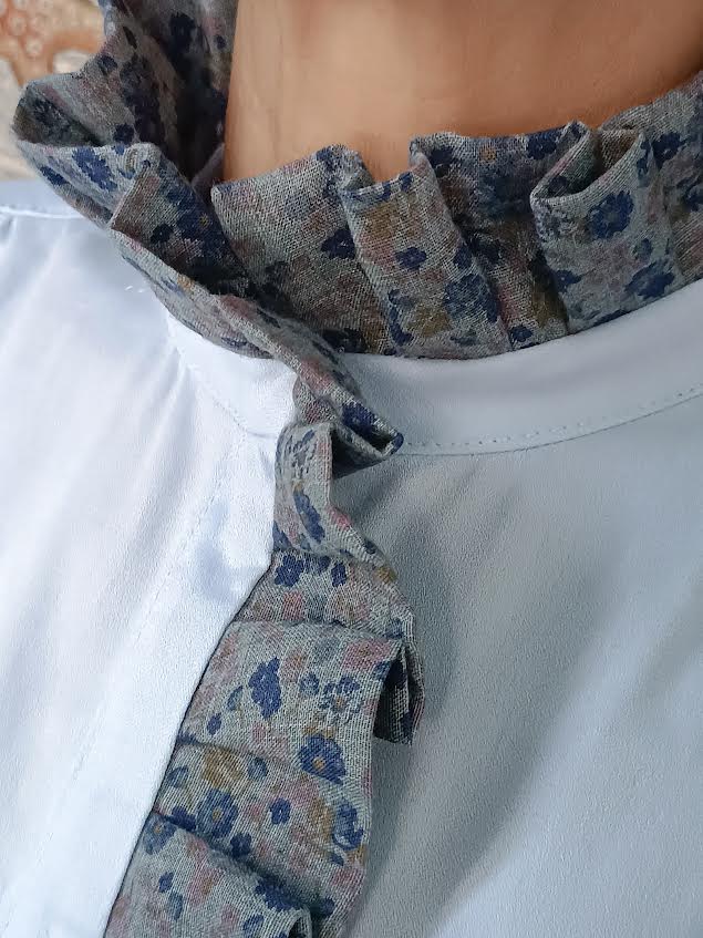 Camicia in cotone azzurro con ruches a fiorellini modello Pierrot- dettaglio ruches dal collo 