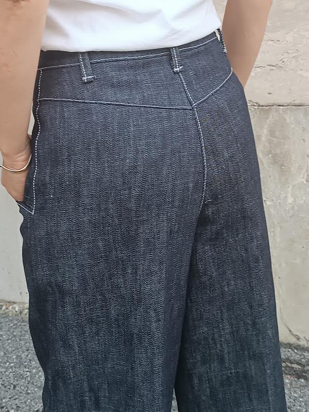 Jeans blu scuro a palazzo