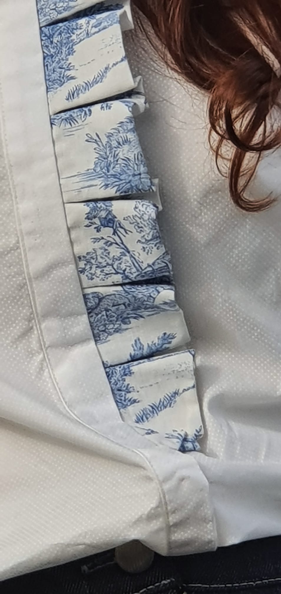 Camicia Pierrot bianca con ruches in Toile de Jouy - dettaglio abbottonatura con  ruches - Erresse Sartoria