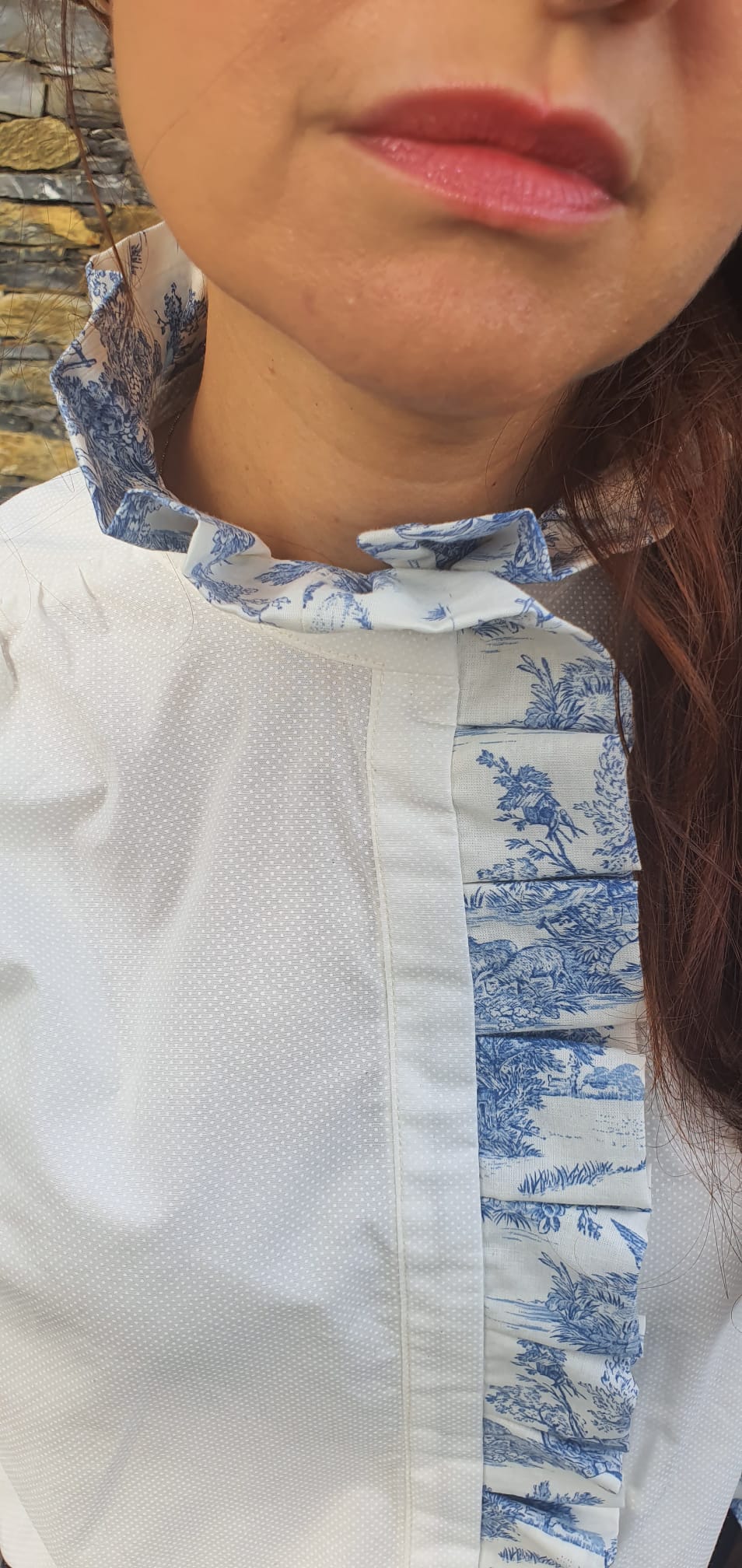 Camicia Pierrot in cotone con ruches Toile de Jouy - dettaglio collo con ruches - Erresse Sartoria