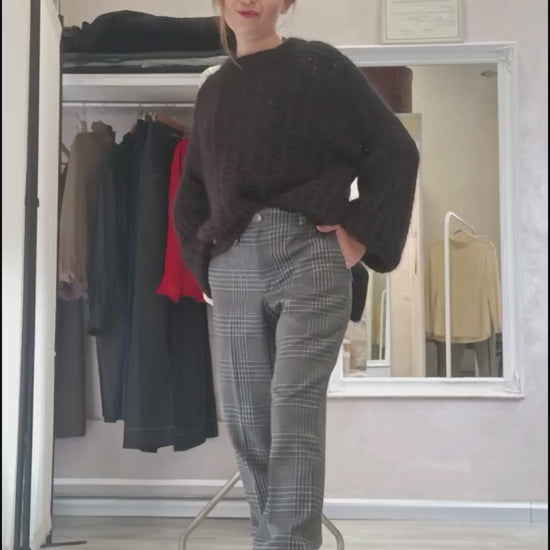 Video pantalone Ginevra portato con anfibi  in versione più sportiva