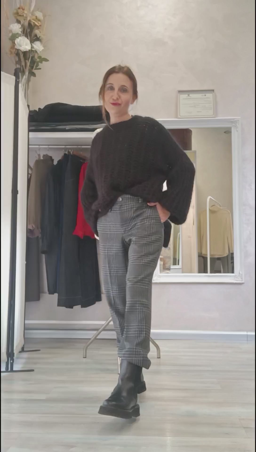 Video pantalone Ginevra portato con anfibi  in versione più sportiva