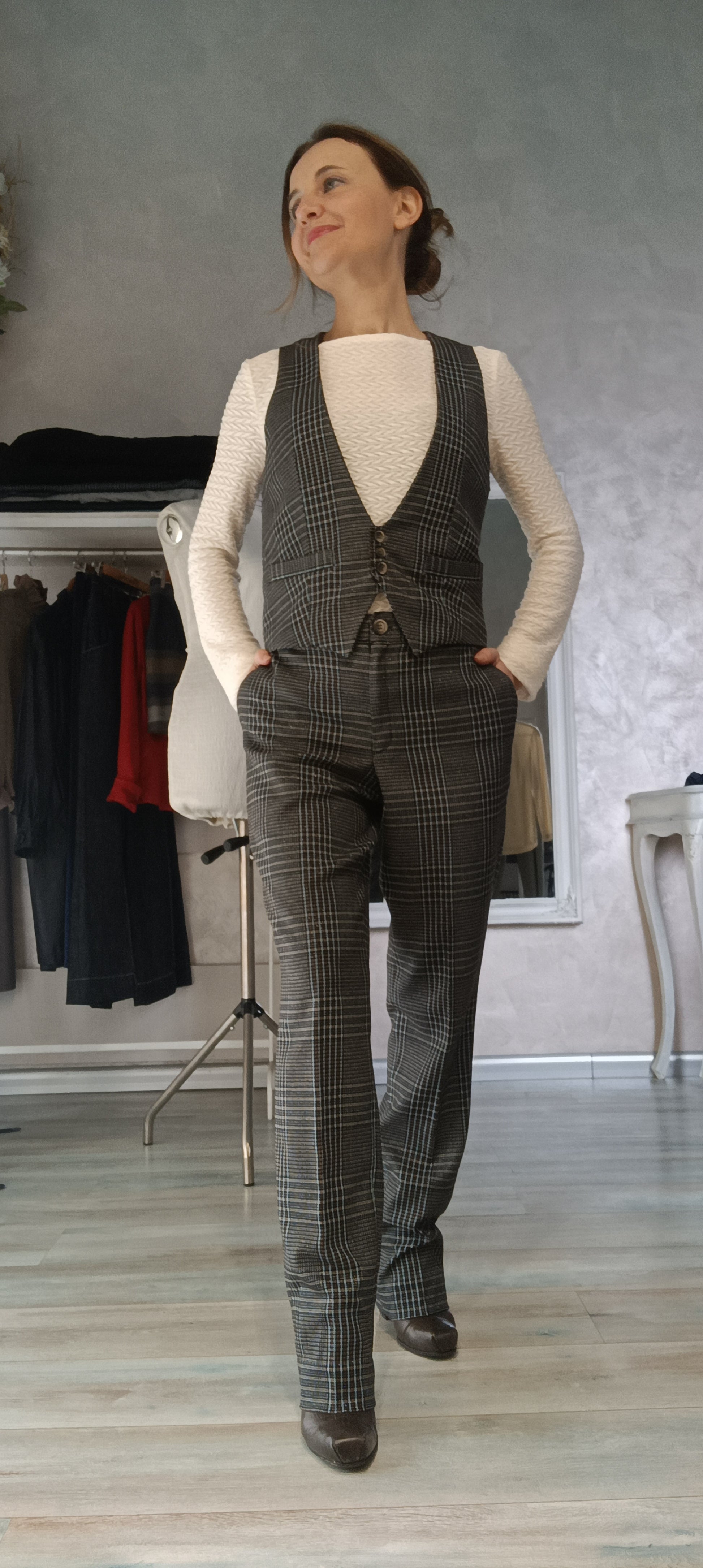 Vestibilità del pantalone Ginevra su modella, vista completa