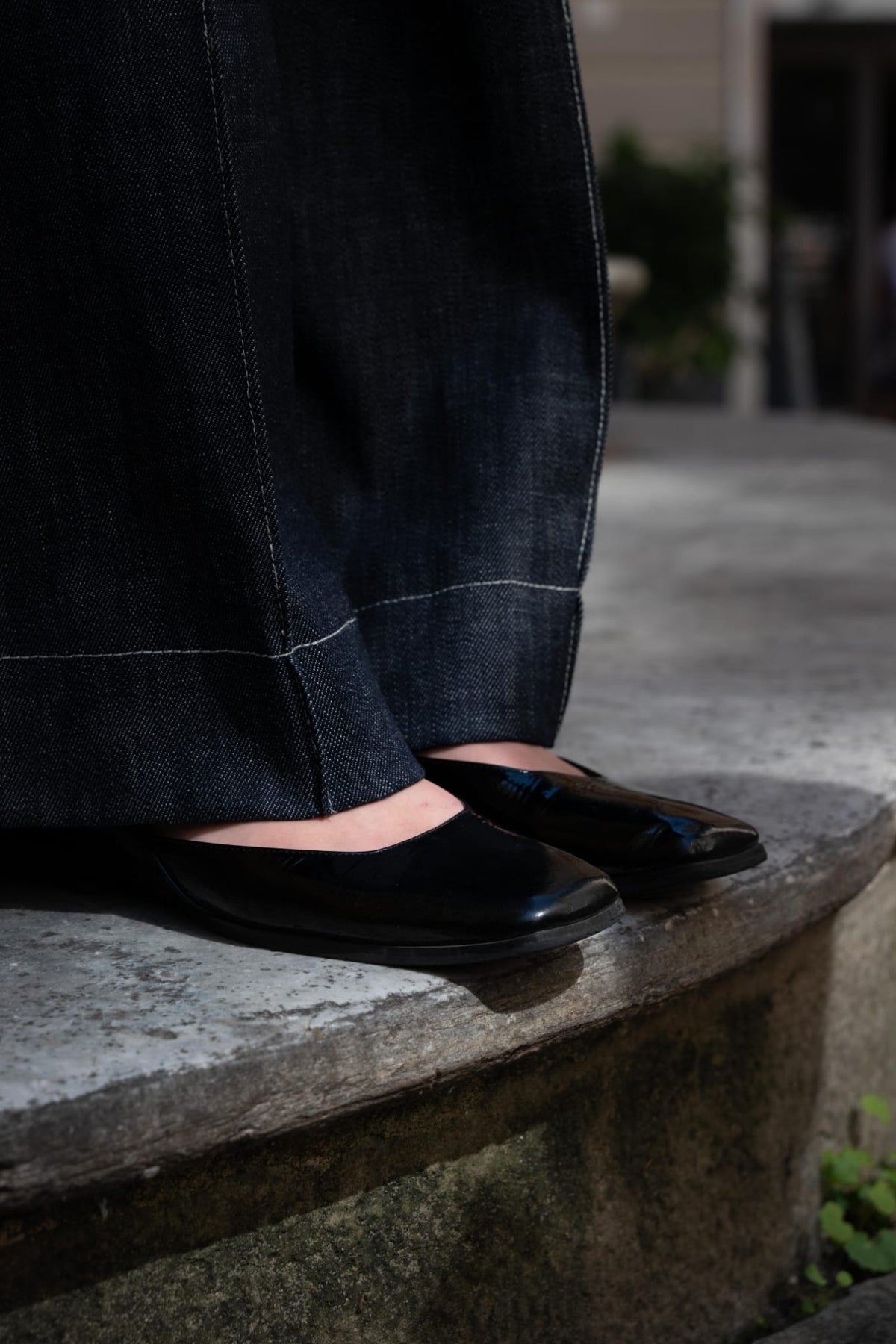 Pantalone Palazzo in Denim Rétro-Chic con Impunture Sartoriali