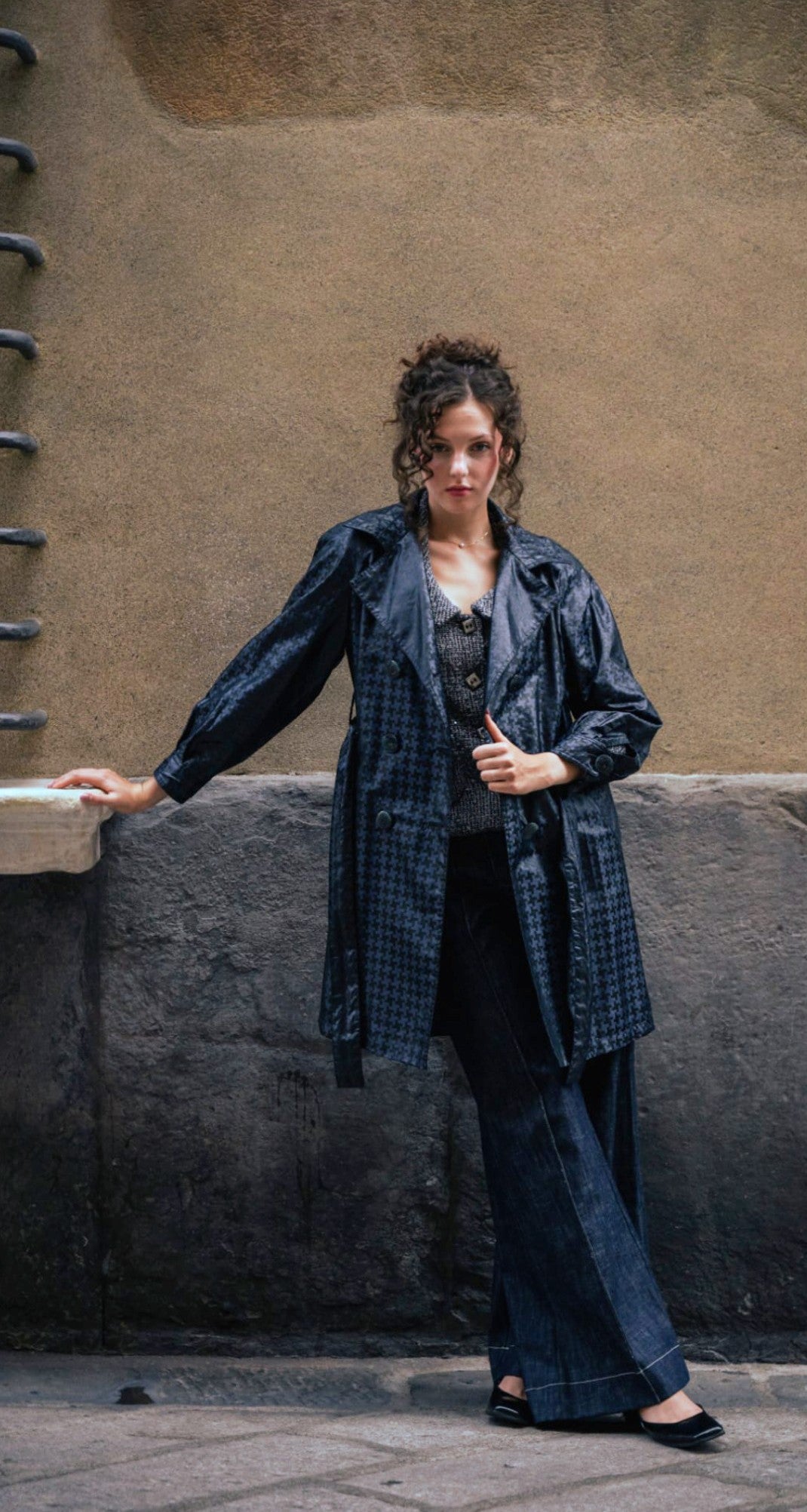 Trench sartoriale impermeabile pied-de-poule indossato a figura intera