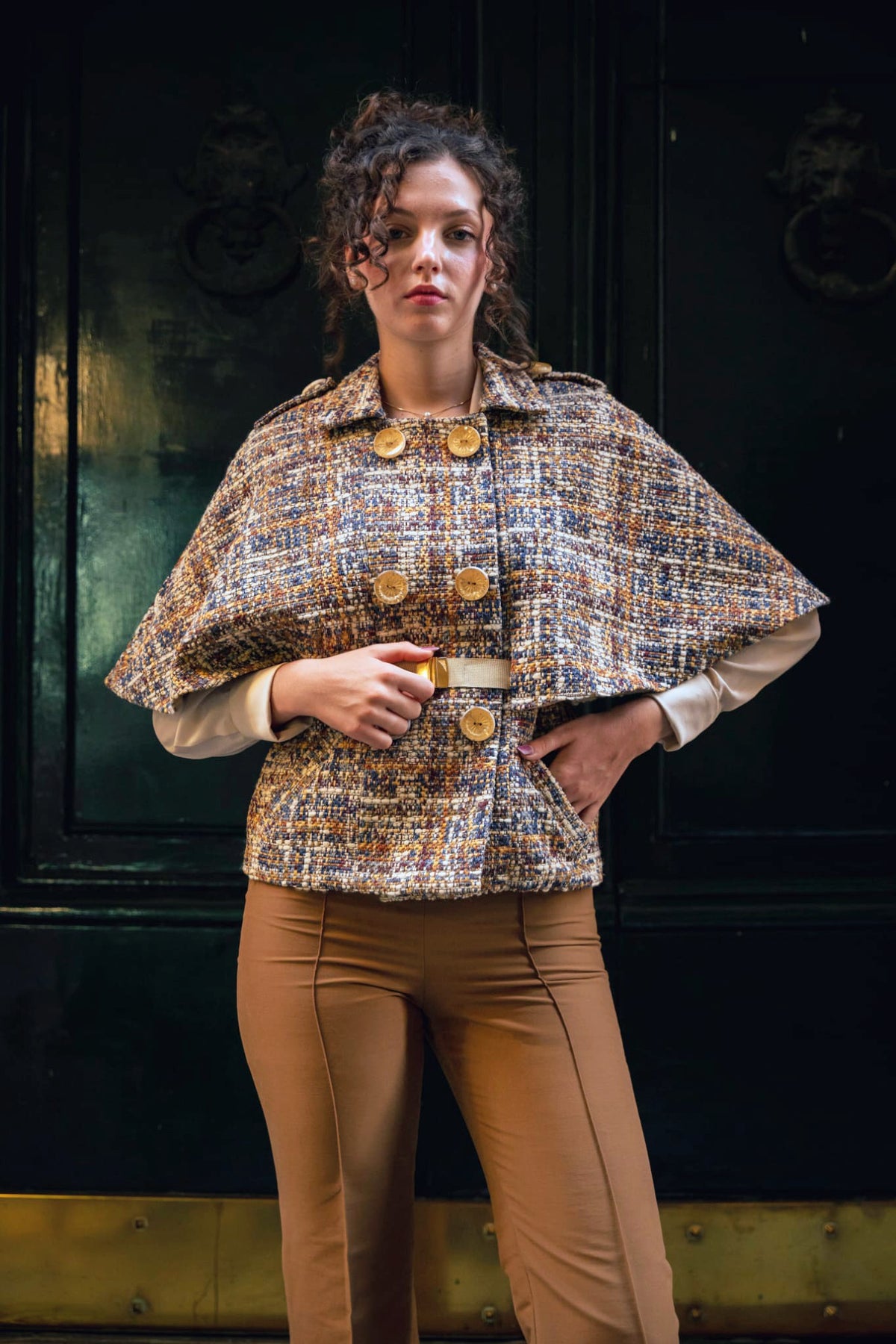 Look sartoriale donna con Giacca-Mantella in tweed e Pantaloni sartoriali Slim-Fit Made in Italy