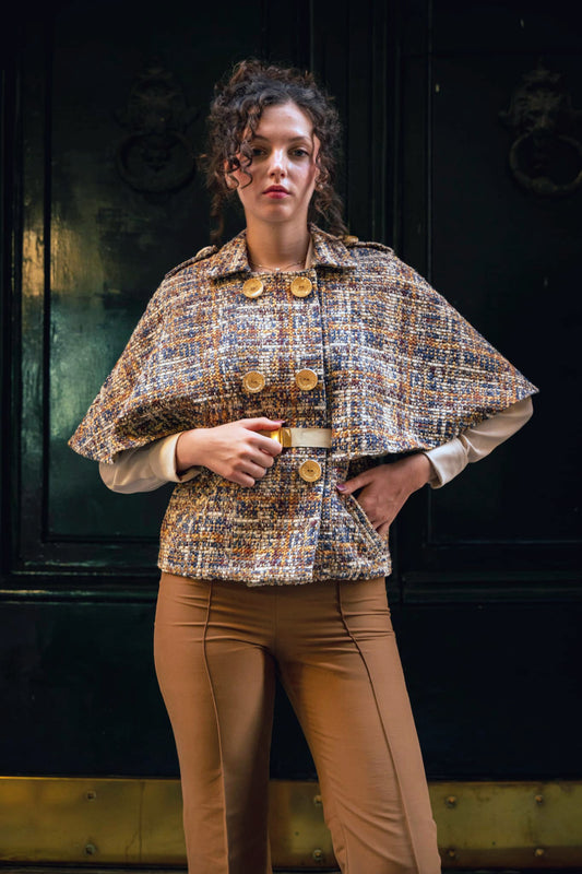 Look sartoriale donna con Giacca-Mantella in tweed e Pantaloni sartoriali Slim-Fit Made in Italy