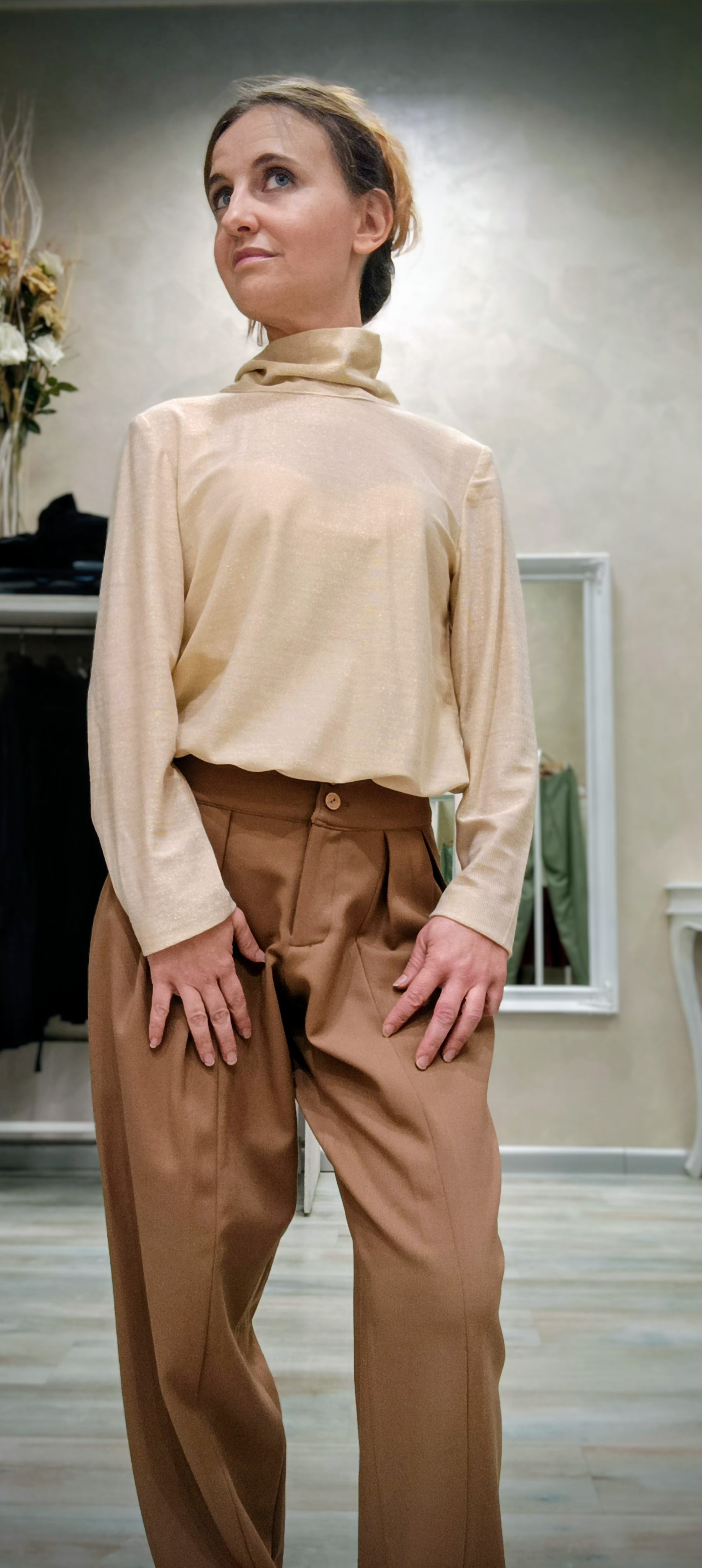 Maglia Paola in tessuto dorato, vista laterale e vestibilità