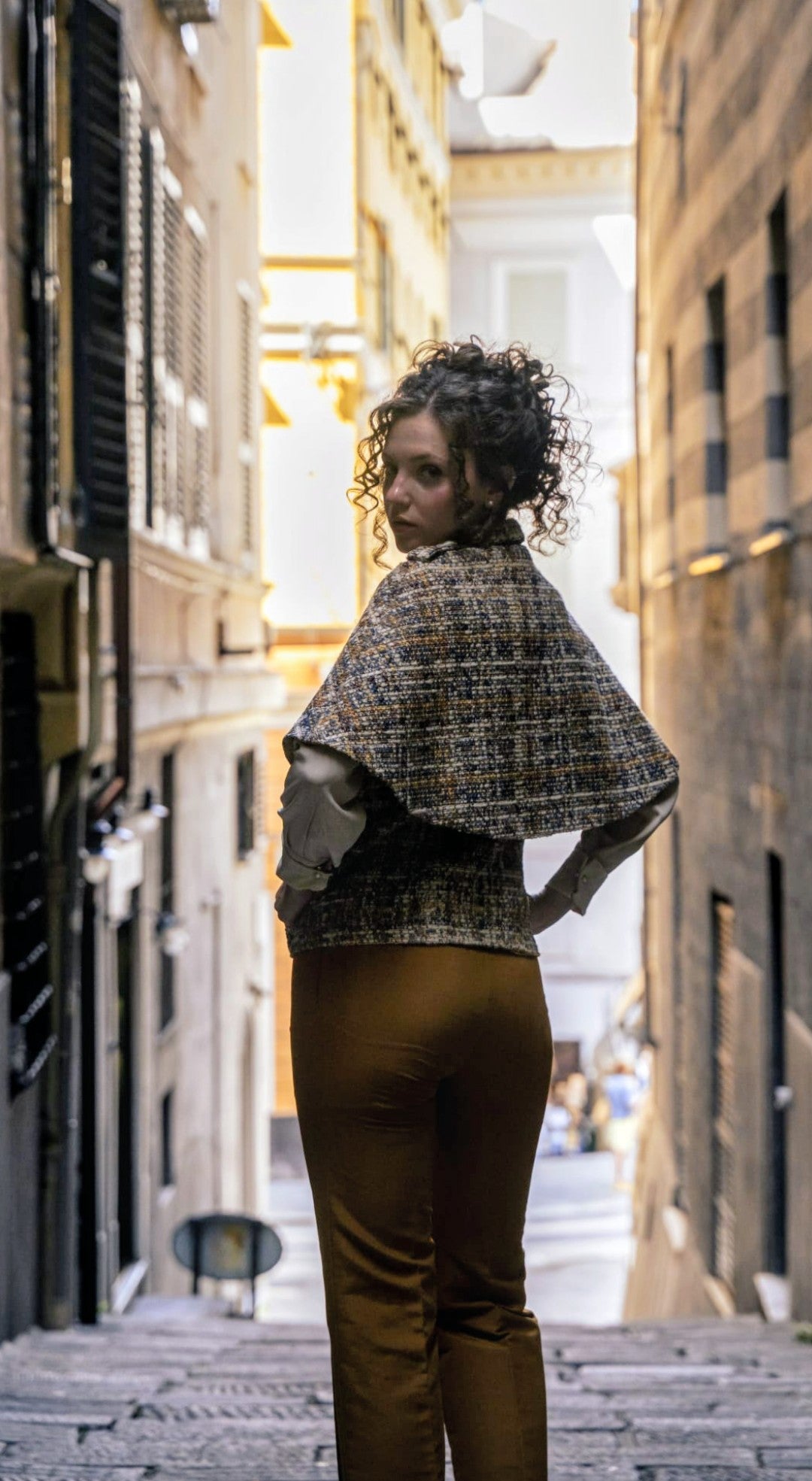 Completo elegante da donna con Giacca-Mantella, cintura in vita e pantaloni Slim-Fit vista laterale