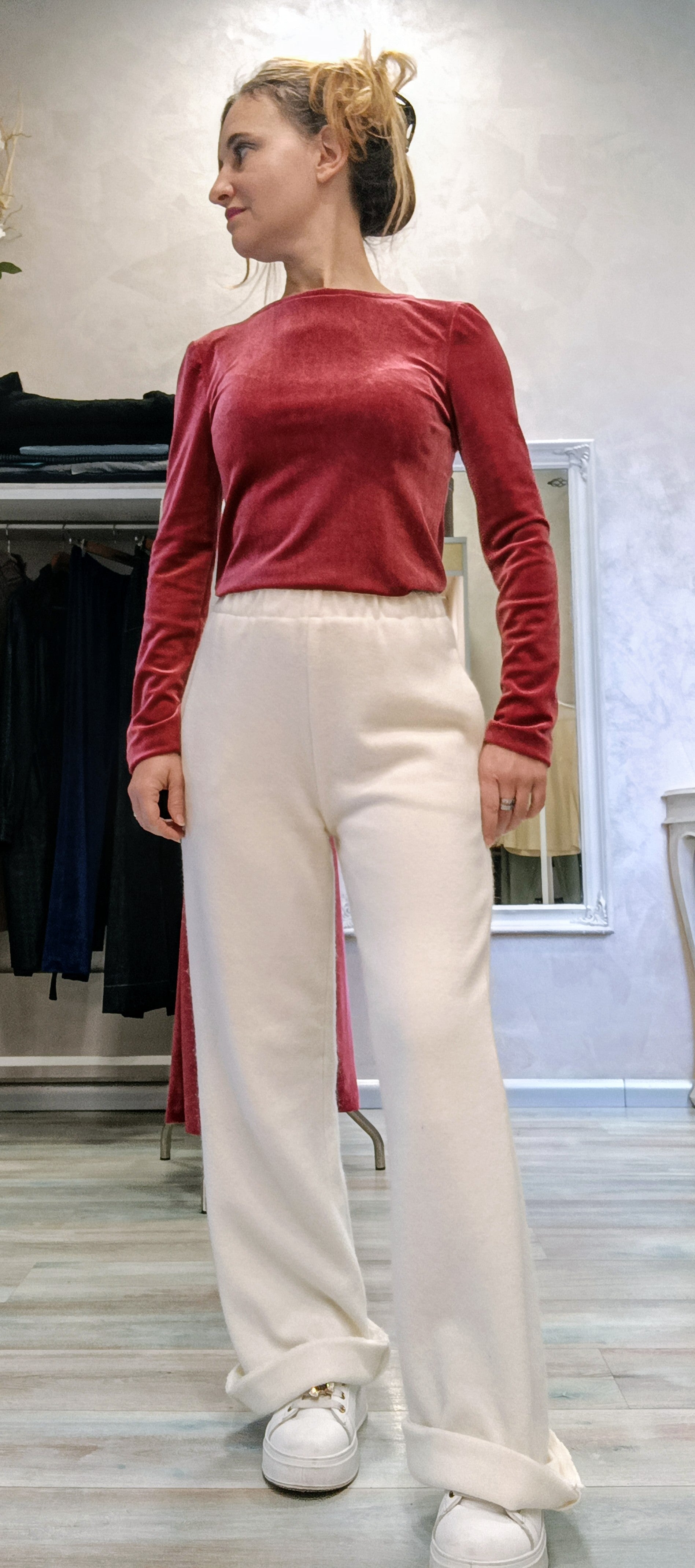 Dettaglio tessuto maglina di lana del pantalone Bianca