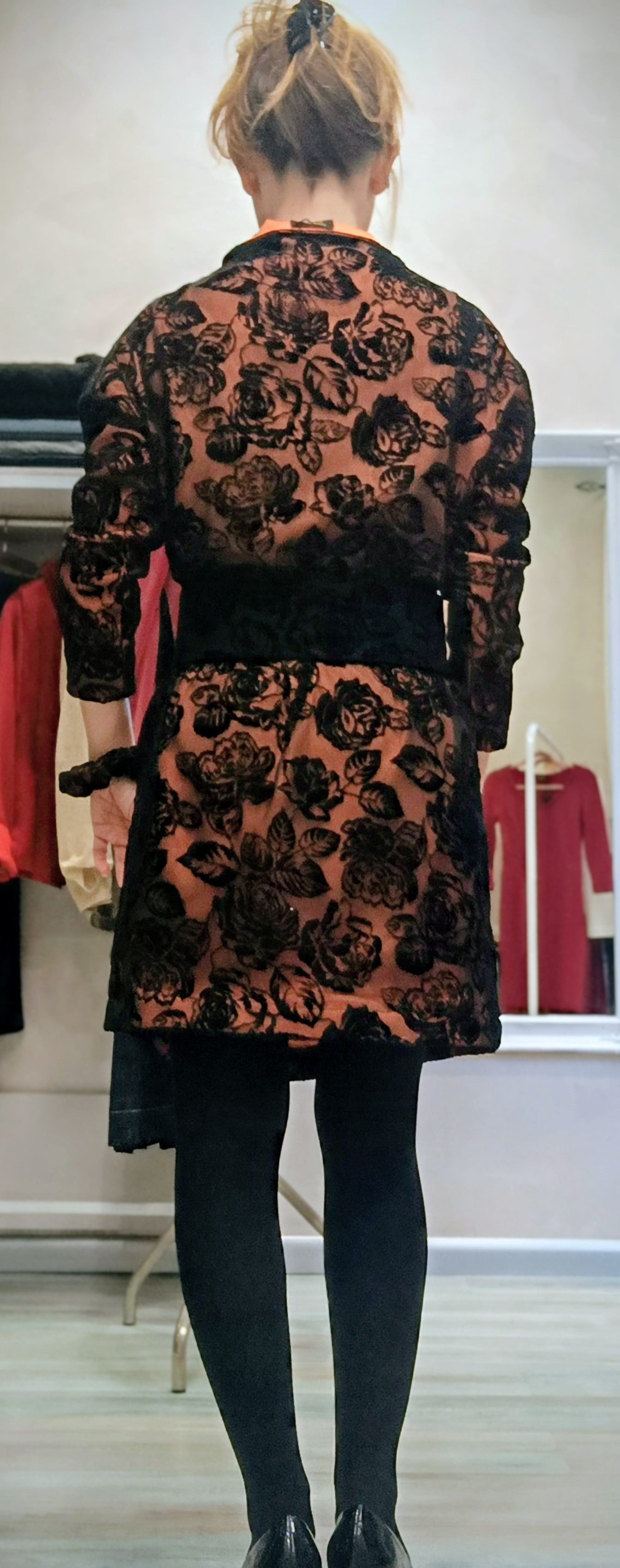 Abito elegante con collo a vulcano - vista posteriore
