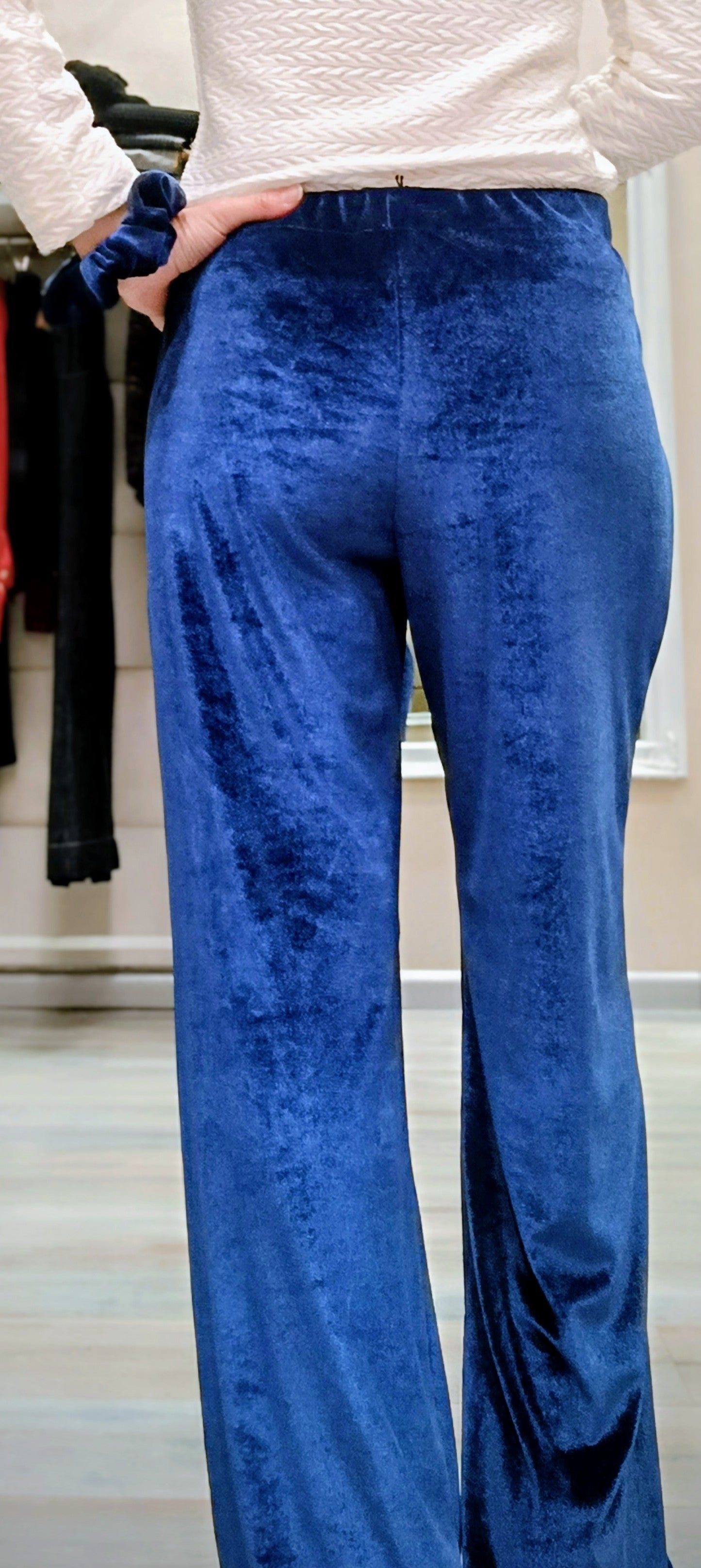 Pantalone dalla linea morbida modello Bianca realizzato in velluto colore ciclamino o bluette