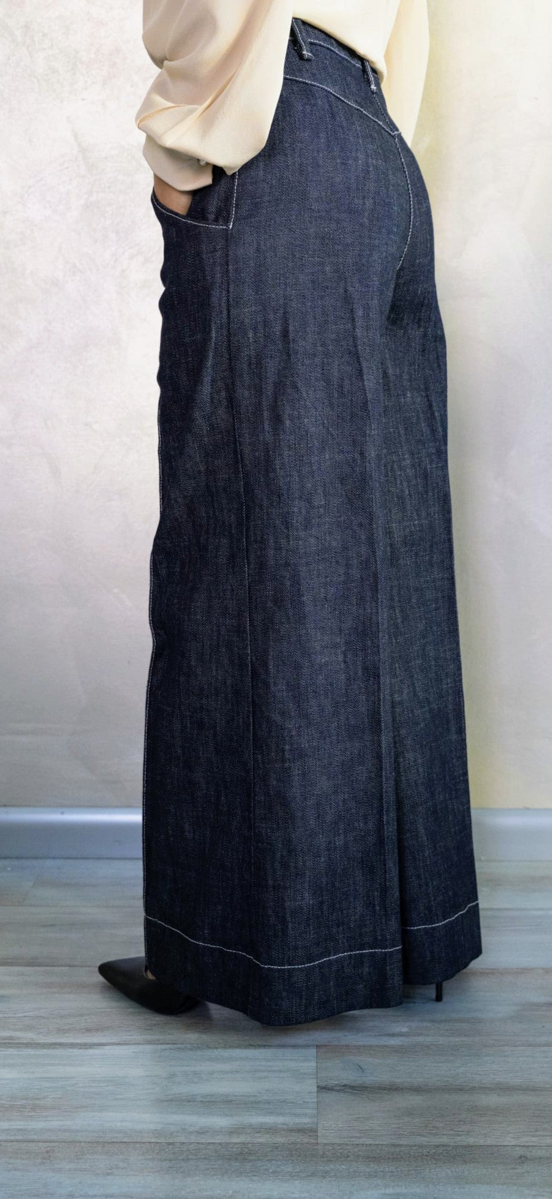 Pantalone Palazzo in Denim Rétro-Chic con Impunture Sartoriali