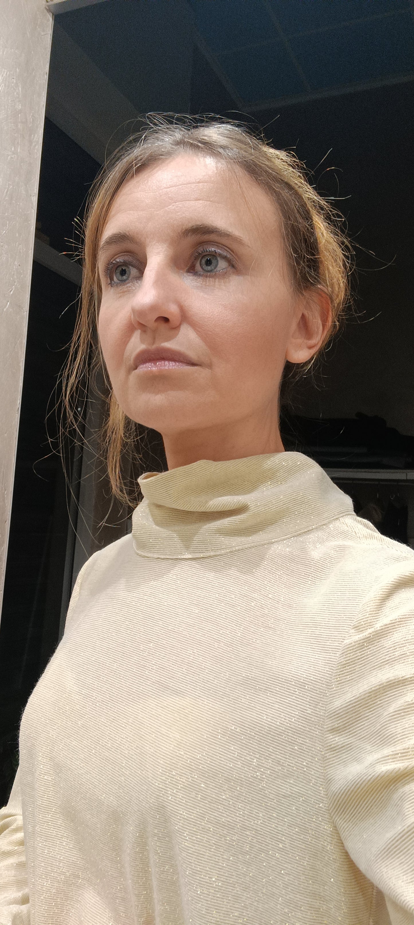 Dettaglio tessuto dorato maglia basca Paola