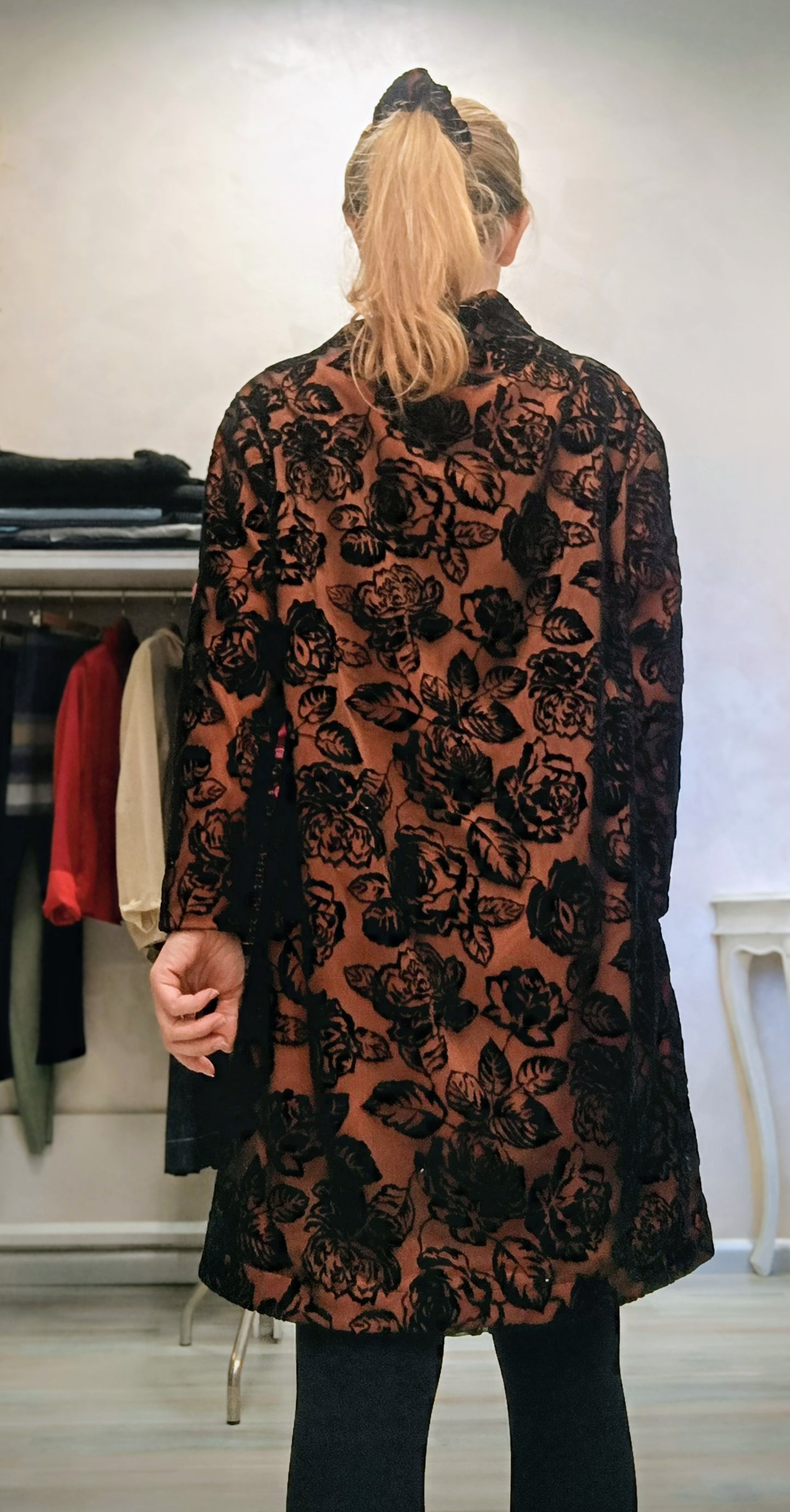 Abito elegante con collo a vulcano - vista posteriore
