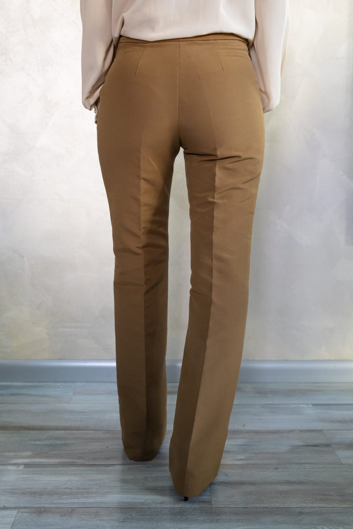 Pantaloni sartoriali slim-fit color coccio/terra di Siena