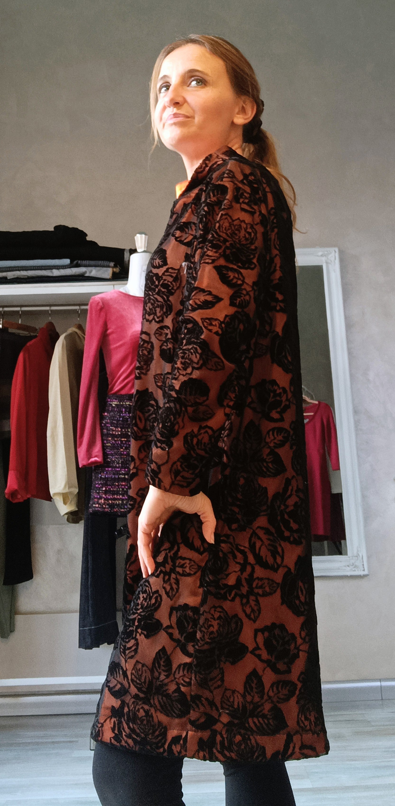 Modello Ilaria abito elegante - vista tre quarti
