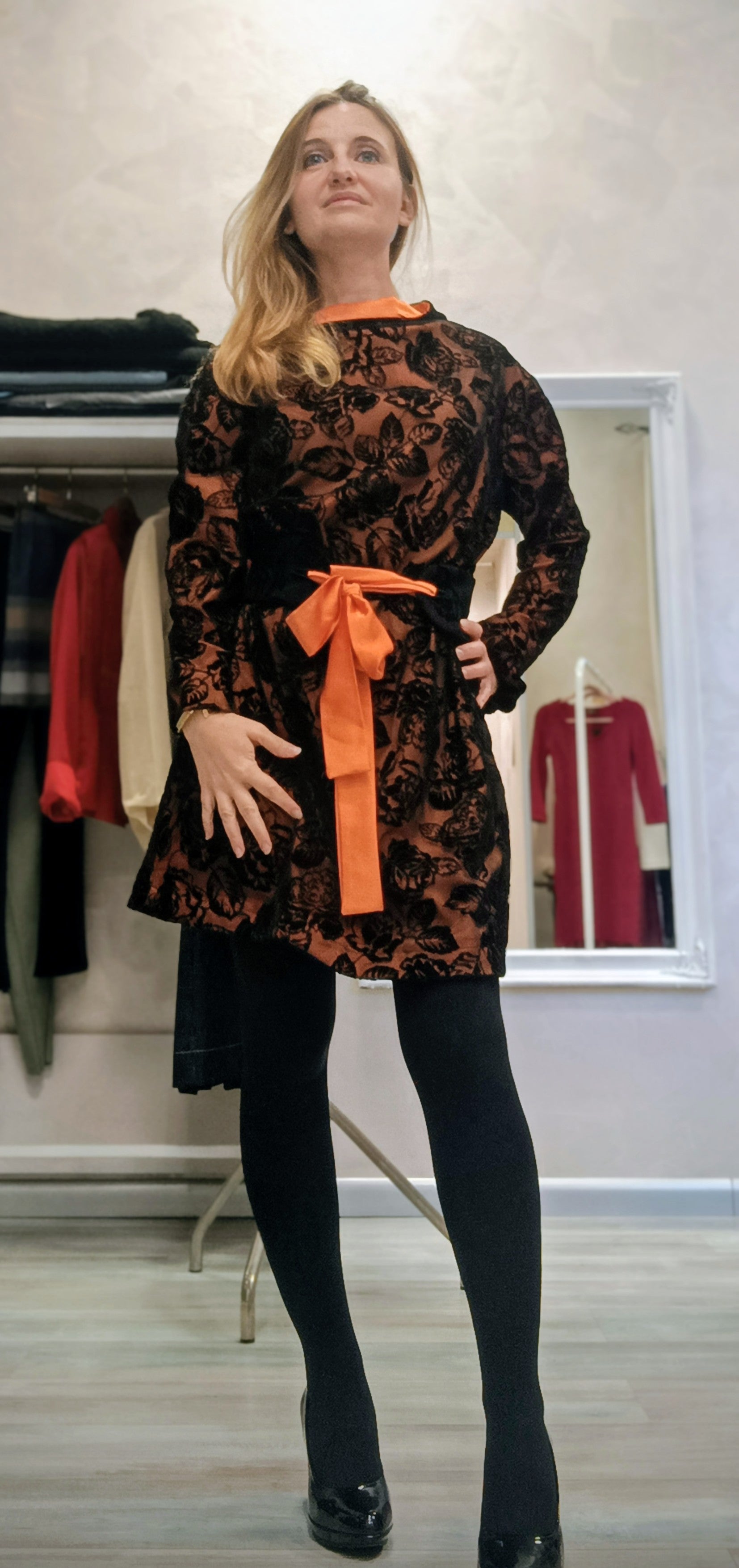 Abito con collo a vulcano in tulle floccato - dettaglio vestibilità
