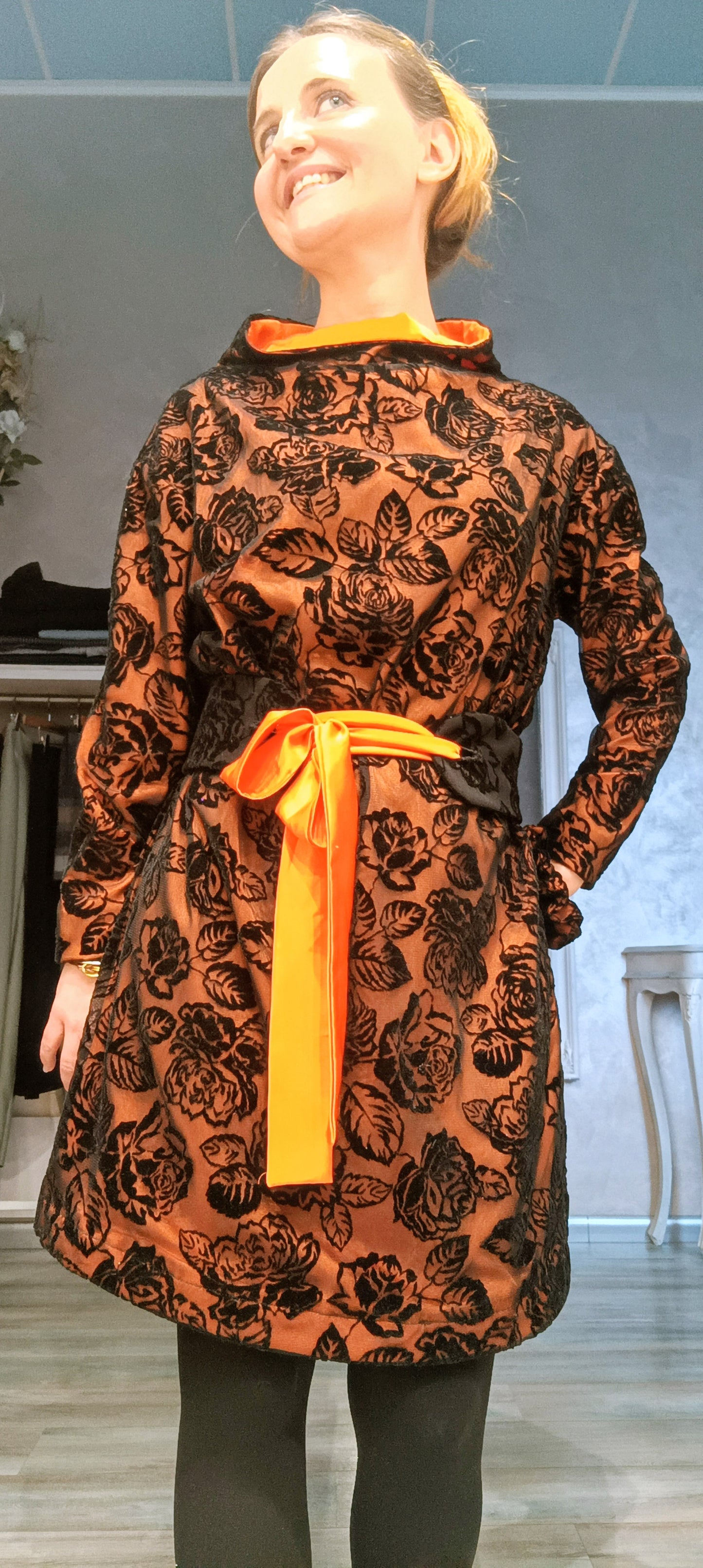 Abito con collo a vulcano morbido in tulle floccato e raso di viscosa - dettaglio frontale
