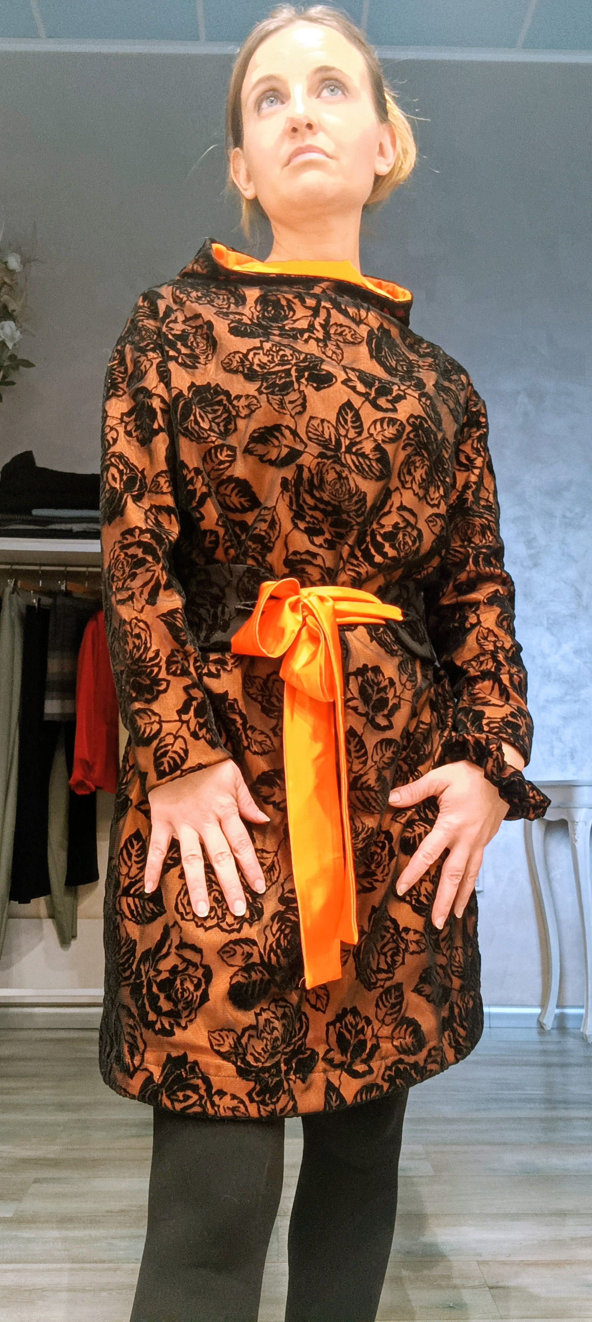 Dettaglio collo a vulcano in tulle floccato - modello Ilaria
