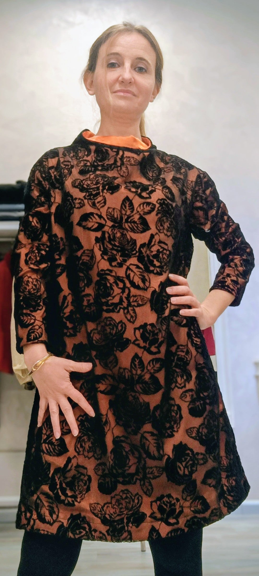 Abito elegante con collo a vulcano modello Ilaria - vista frontale completa
