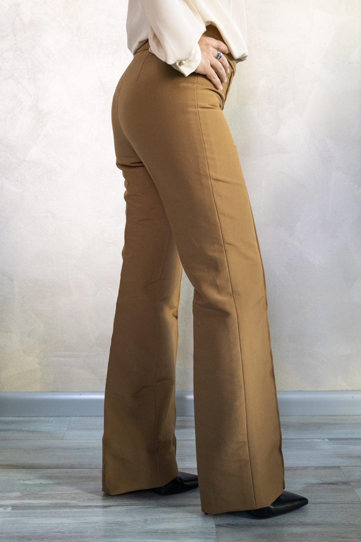 Pantaloni sartoriali slim-fit color coccio/terra di Siena