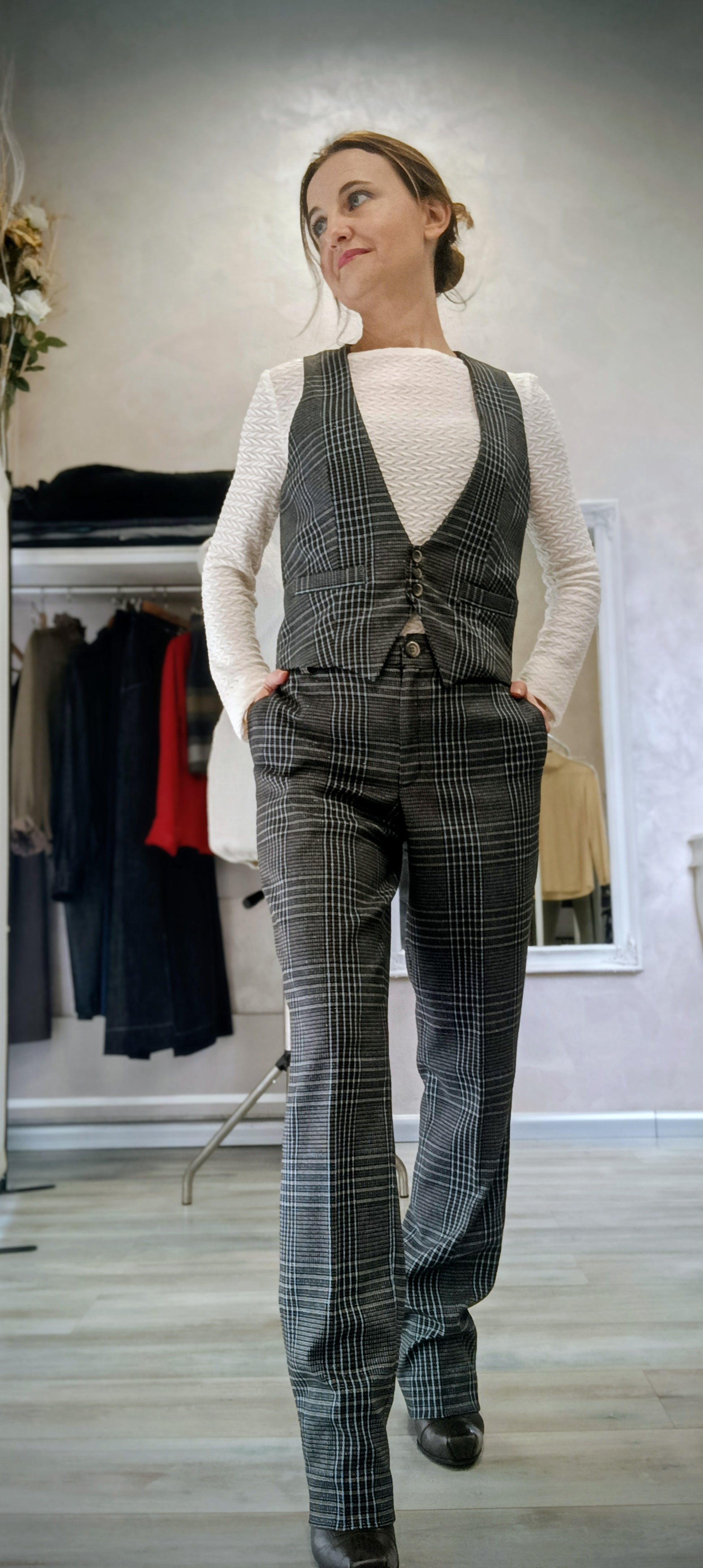 Pantalone Ginevra a quadri indossato, vista frontale"