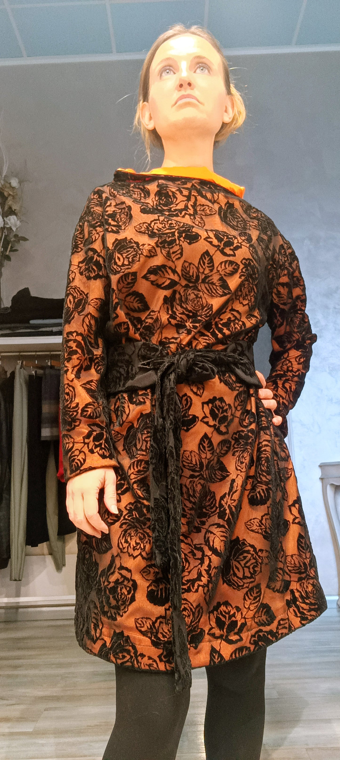 Dettaglio collo a vulcano in tulle floccato - modello Ilaria
