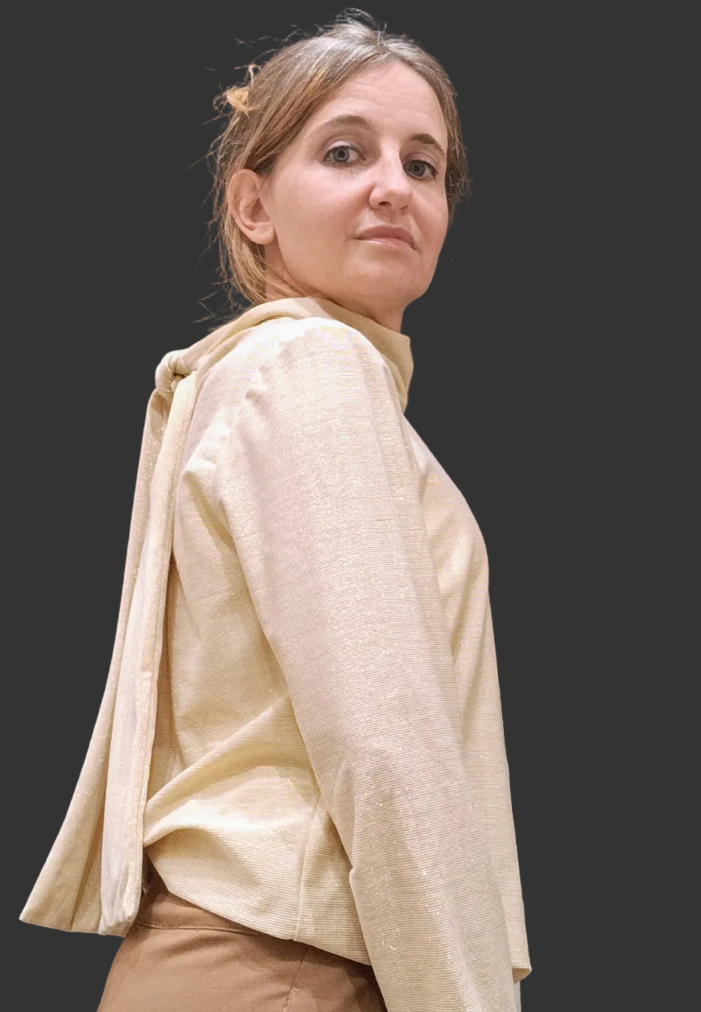 Maglia Paola donna in tessuto dorato, vista frontale con nastri sulla schiena