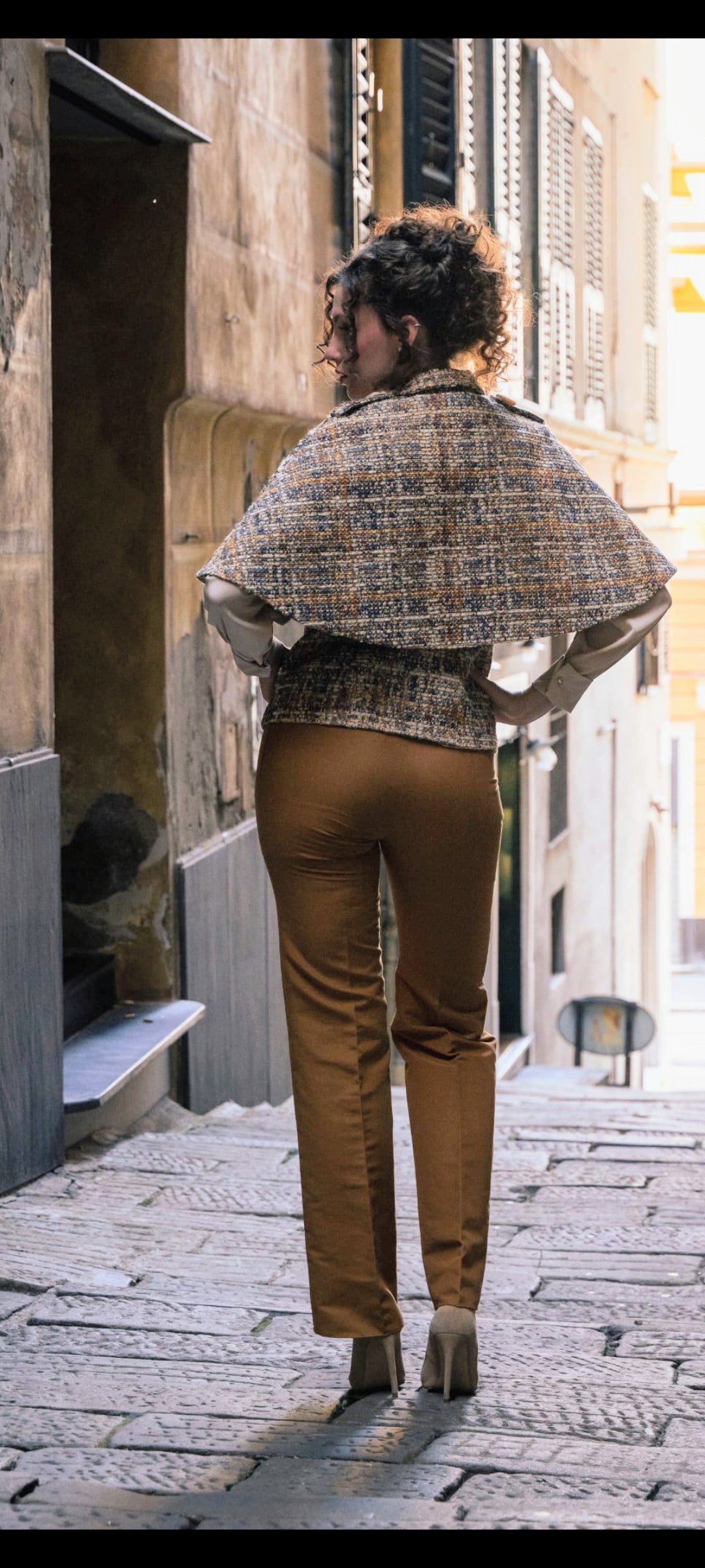 Pantaloni sartoriali slim-fit color coccio/terra di Siena