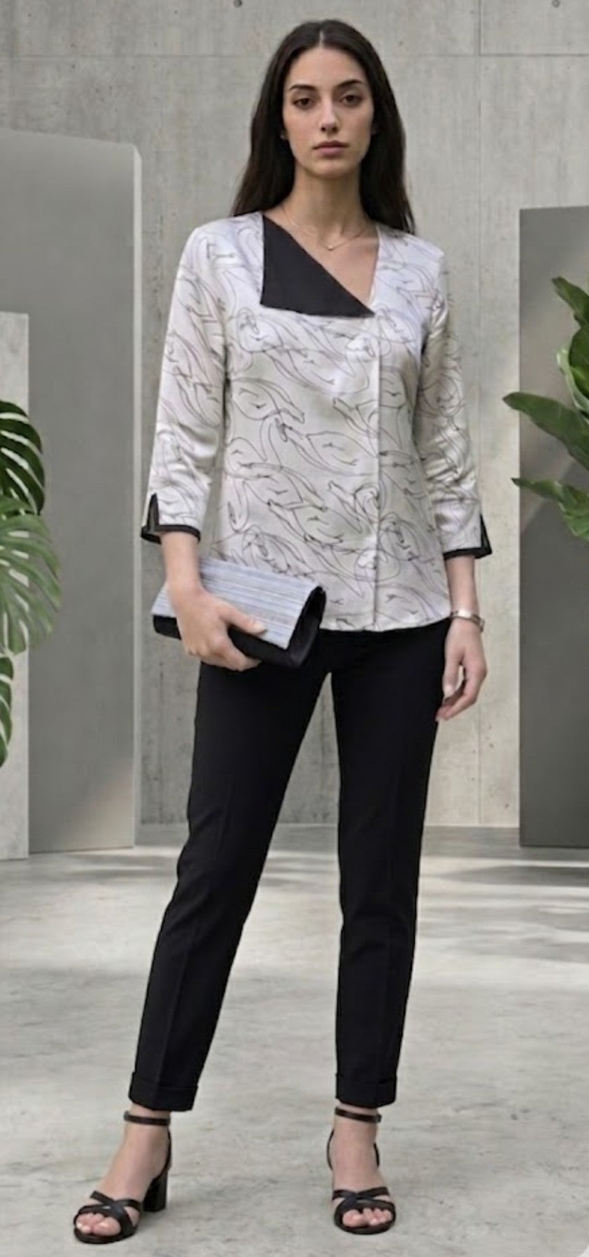 Camicia in seta Cigni abbinata ad un pantalone a sigaretta nero