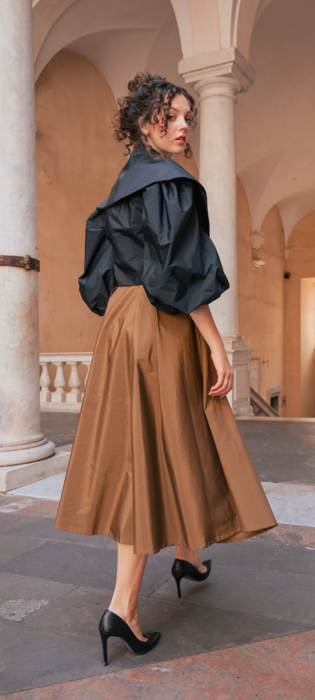Abito Midi Sartoriale con Scollo a Cuore e Gonna a Pieghe Color Terra di Siena