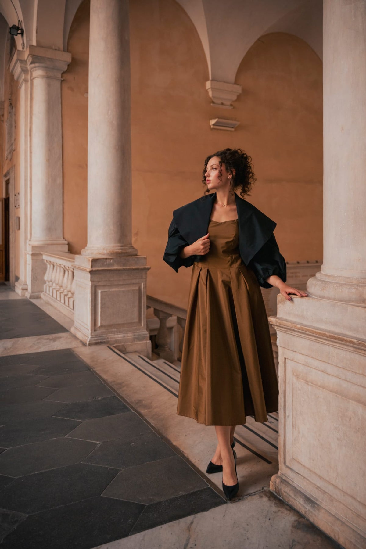 Abito Midi Sartoriale con Scollo a Cuore e Gonna a Pieghe Color Terra di Siena