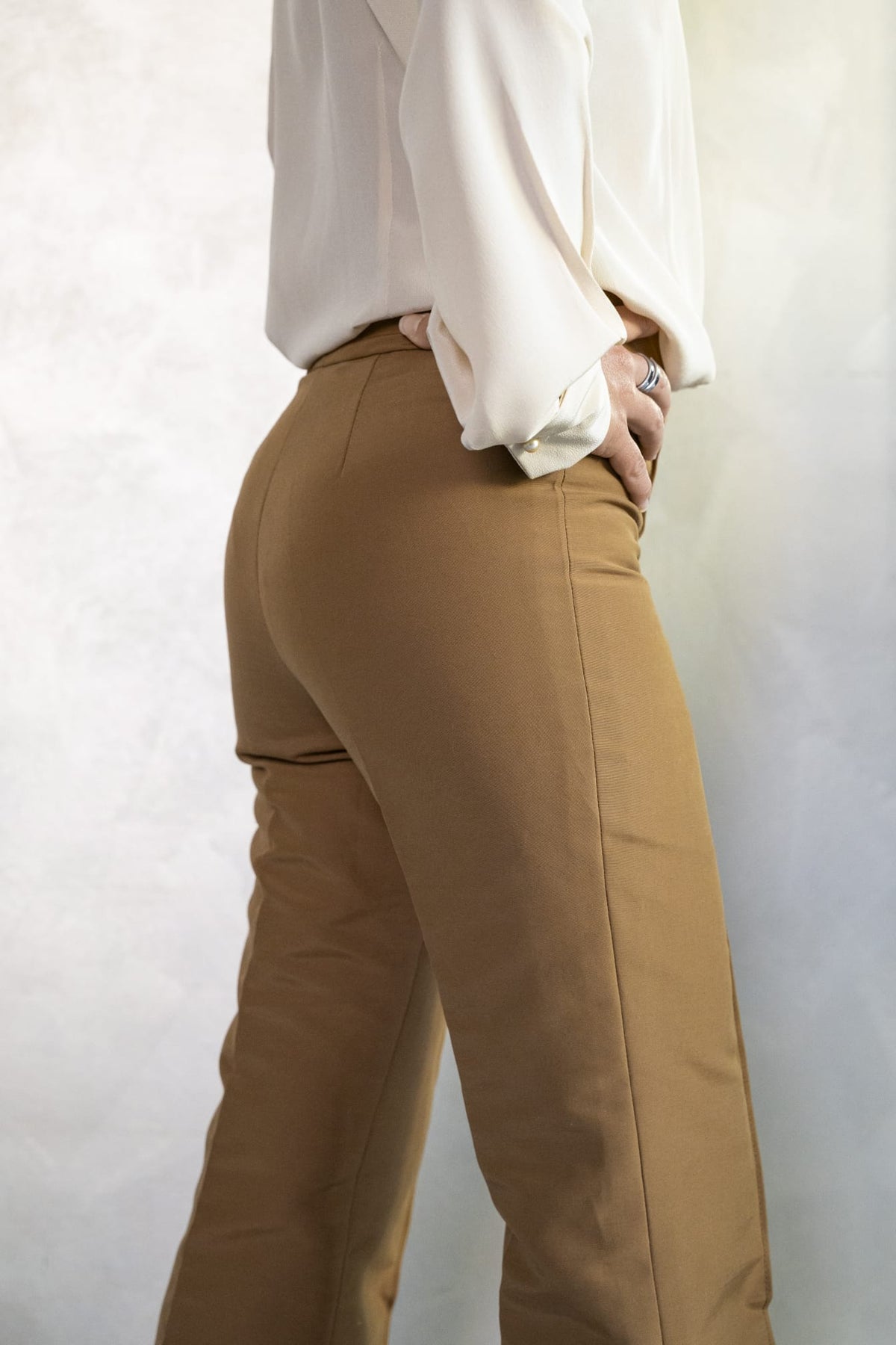 Pantaloni sartoriali slim-fit color coccio/terra di Siena