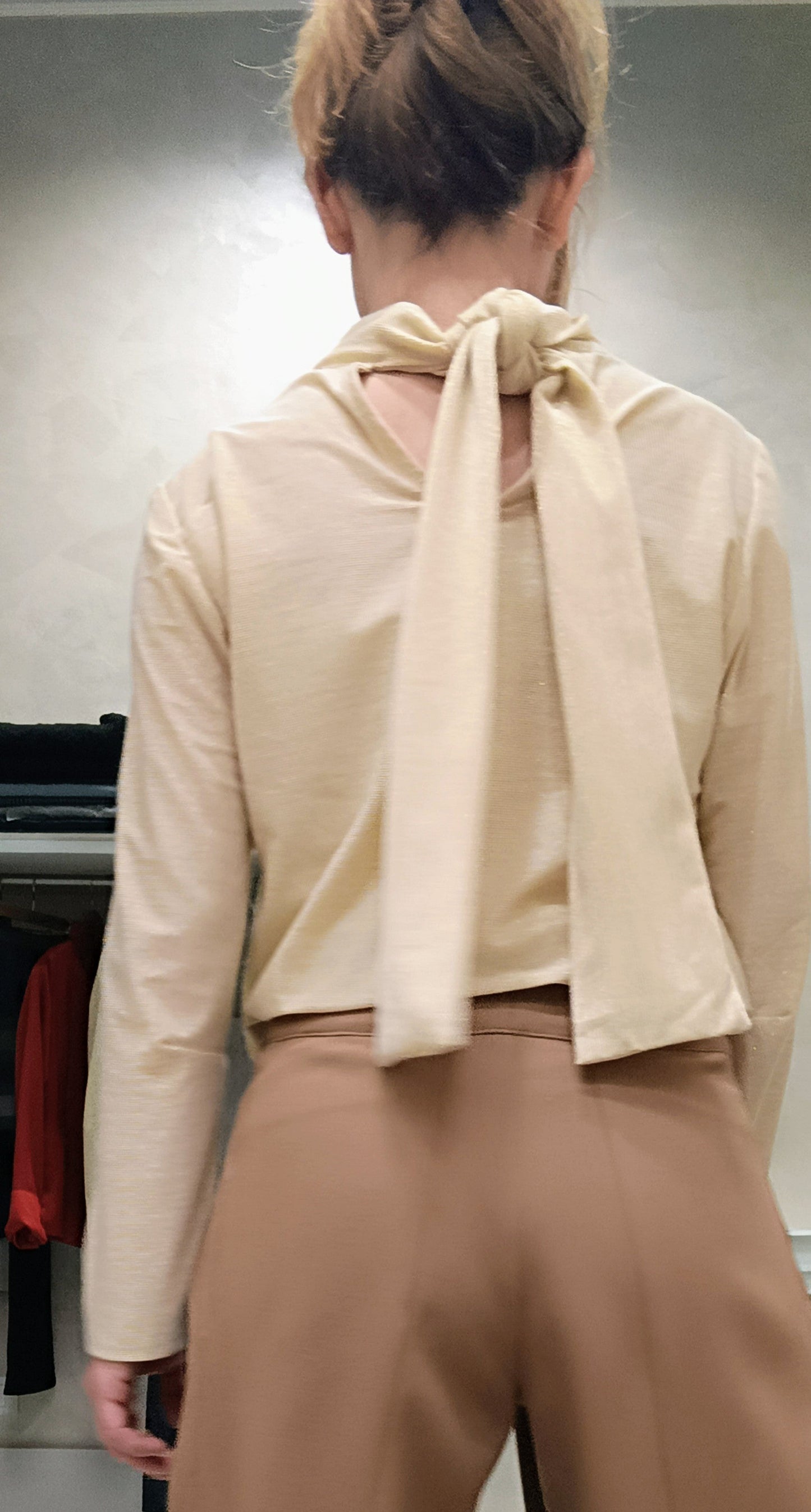 Dettaglio nastri regolabili sulla schiena della maglia Paola dorata