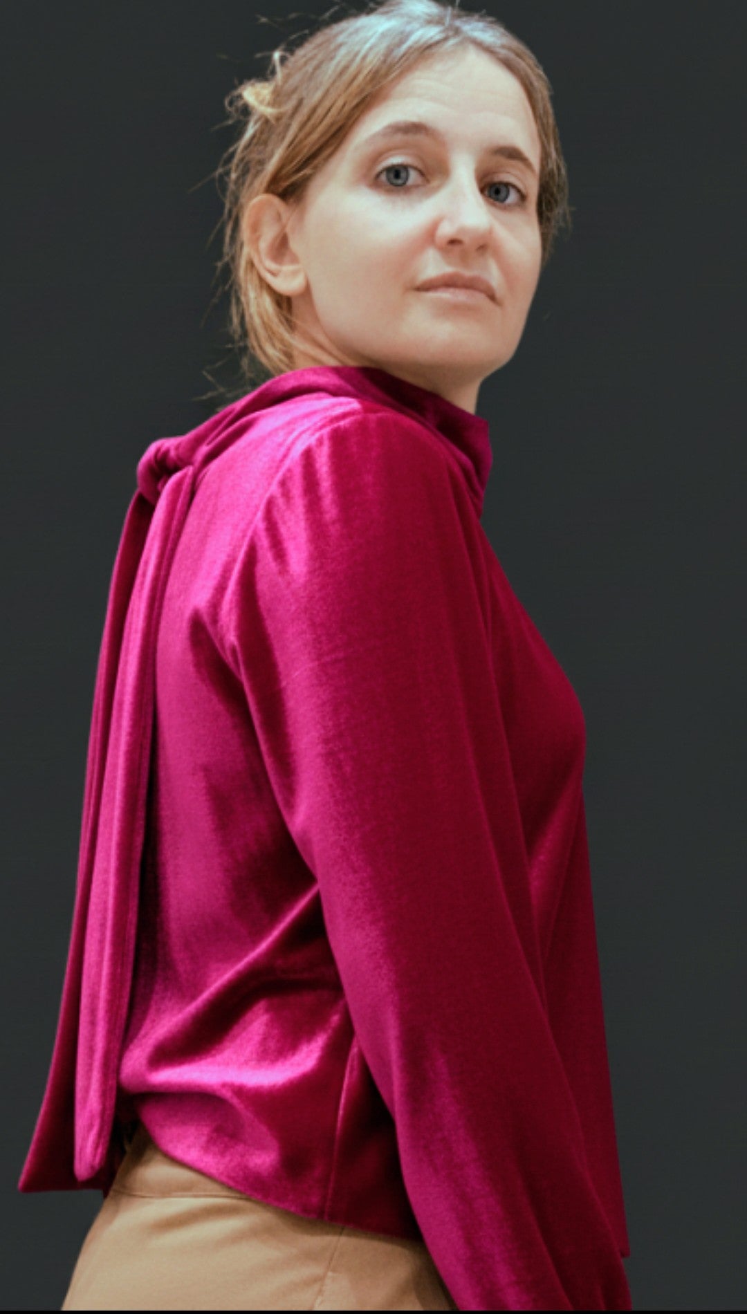 Dettaglio scollatura con nastri sulla schiena maglia Paola