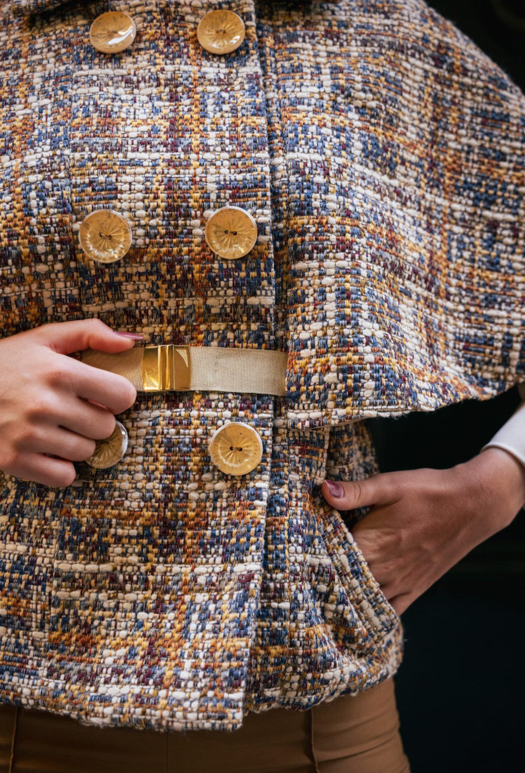 Dettaglio mantella in tweed  con cinturina