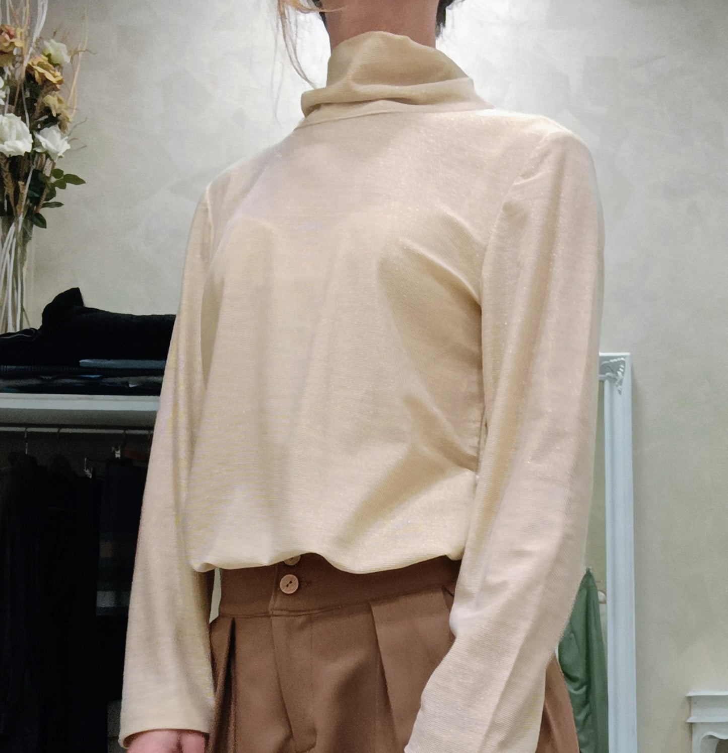 Maglia modello Paola in tessuto dorato fatto a mano in Italia