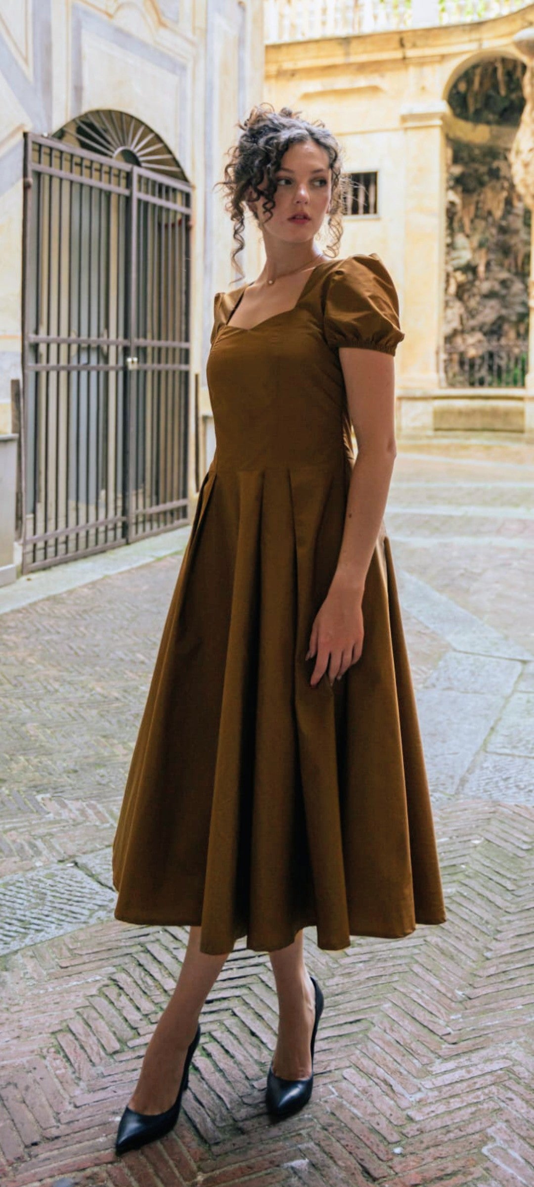 Abito Midi Sartoriale con Scollo a Cuore e Gonna a Pieghe Color Terra di Siena
