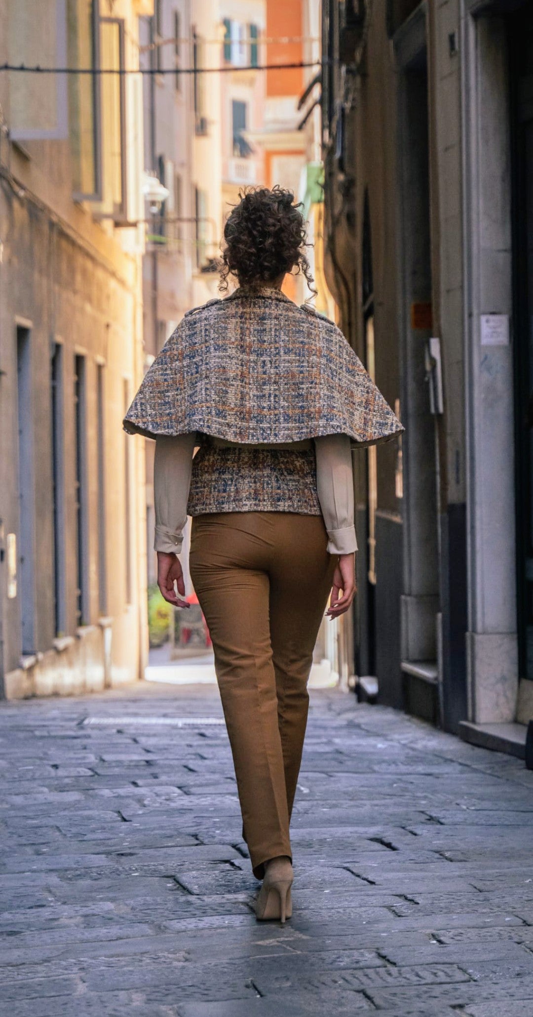 Completo elegante da donna con Giacca-Mantella, cintura in vita e pantaloni Slim-Fit vista posteriore