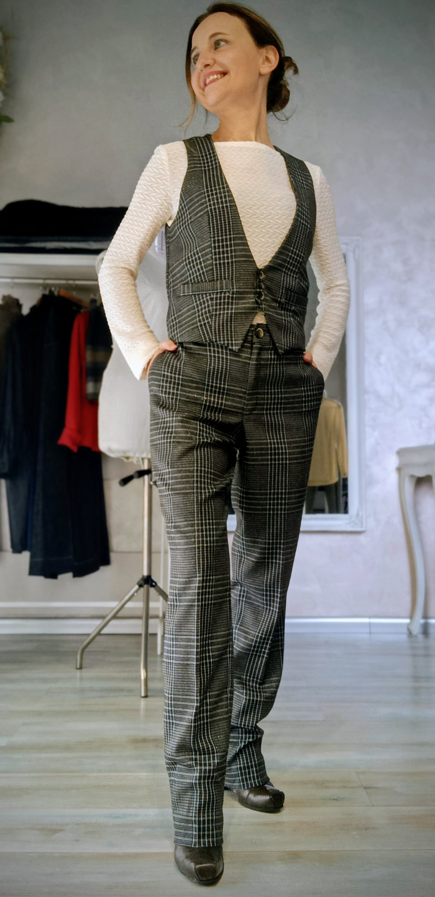 Pantalone Ginevra a quadri indossato, vista frontale"