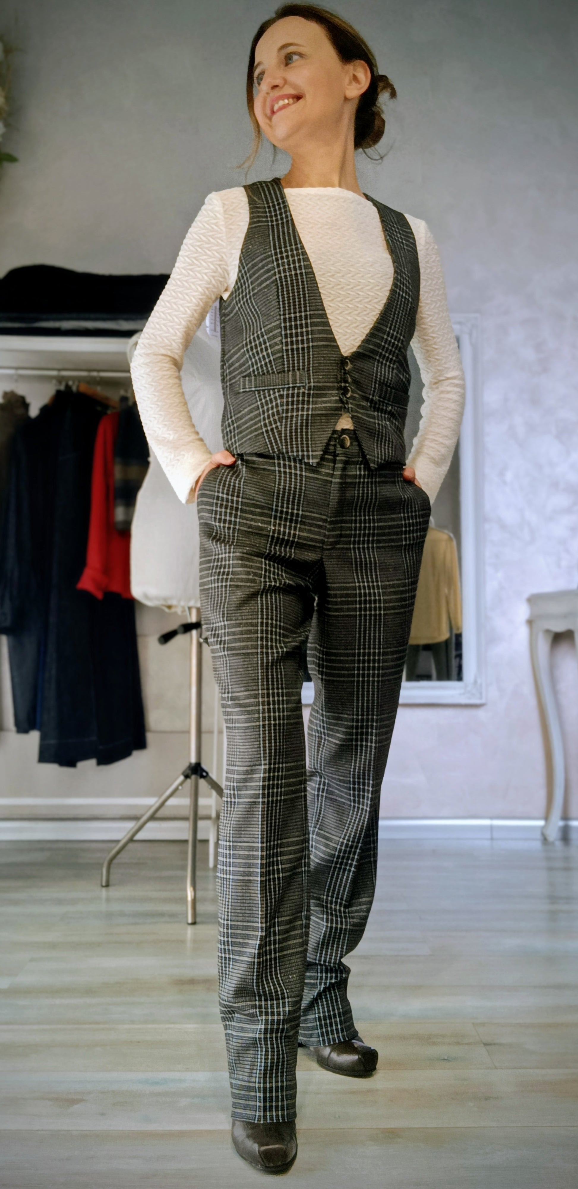 Pantalone Ginevra a quadri indossato, vista frontale"