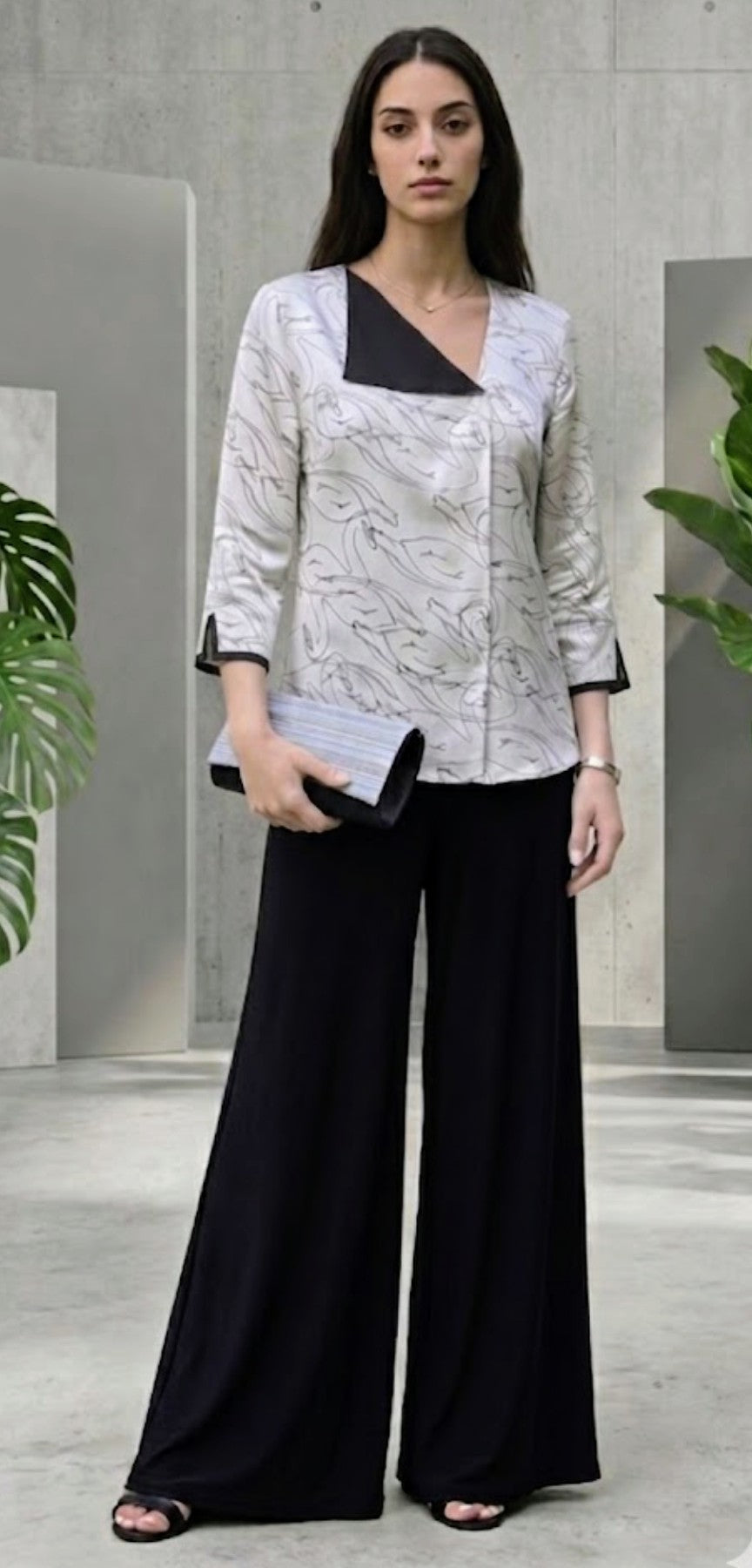 Camicia in seta Cigni abbinata al pantalone palazzo Gelso in raso di viscosa nero - Erresse Sartoria