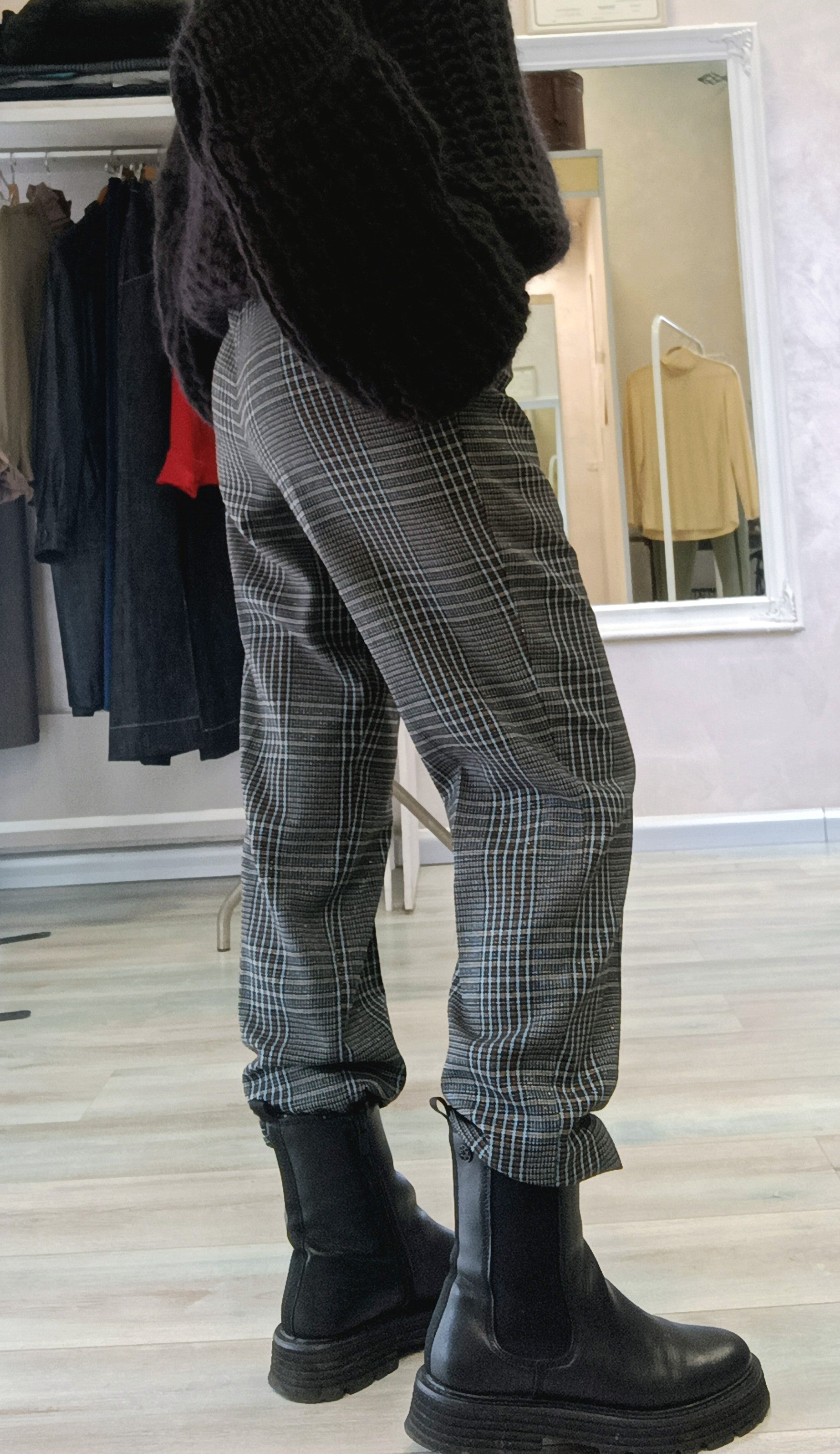 Dettaglio tessuto a quadri con lurex del pantalone Ginevra