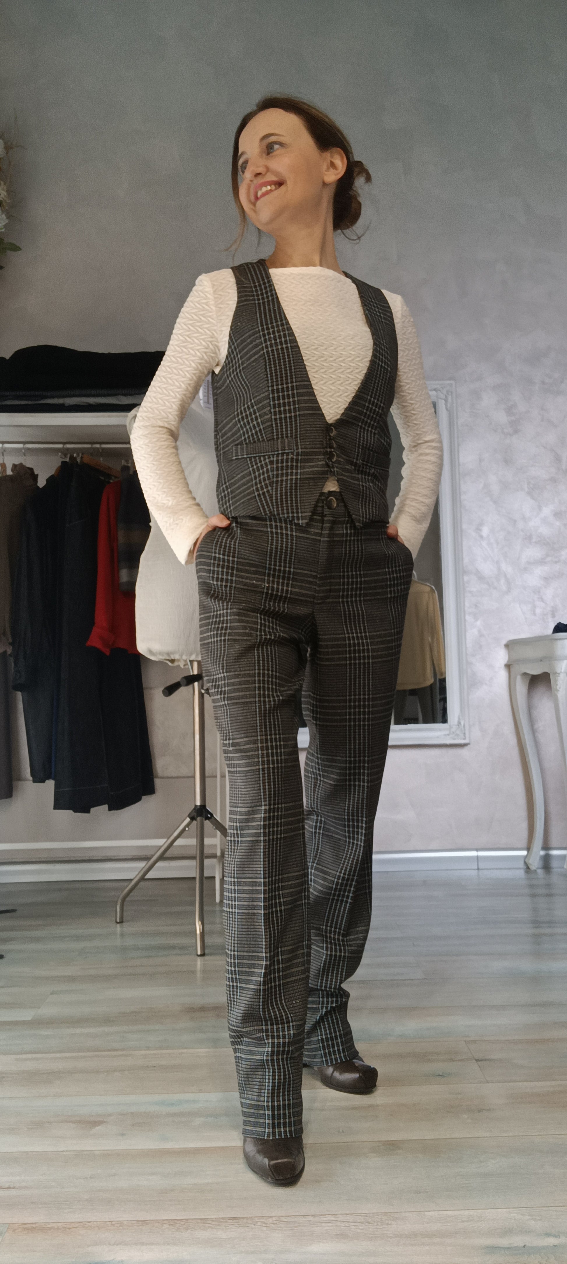 Vestibilità del pantalone Ginevra su modella alta 1,55m taglia 38